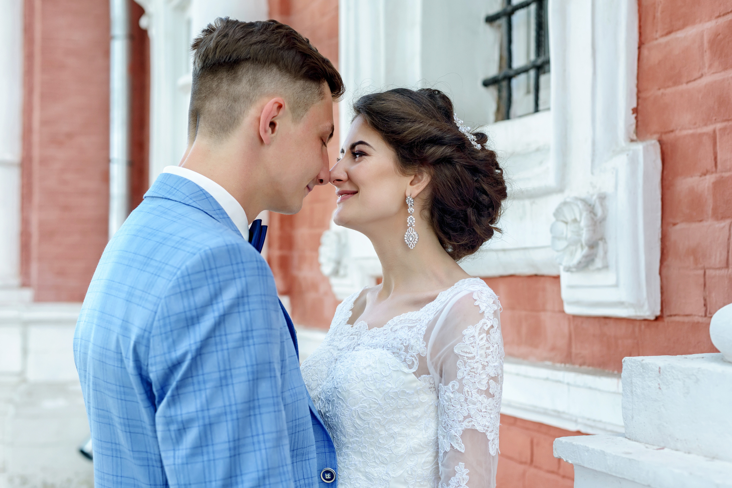 Свадебная фотосъемка около церкви в Нижнем Новгороде