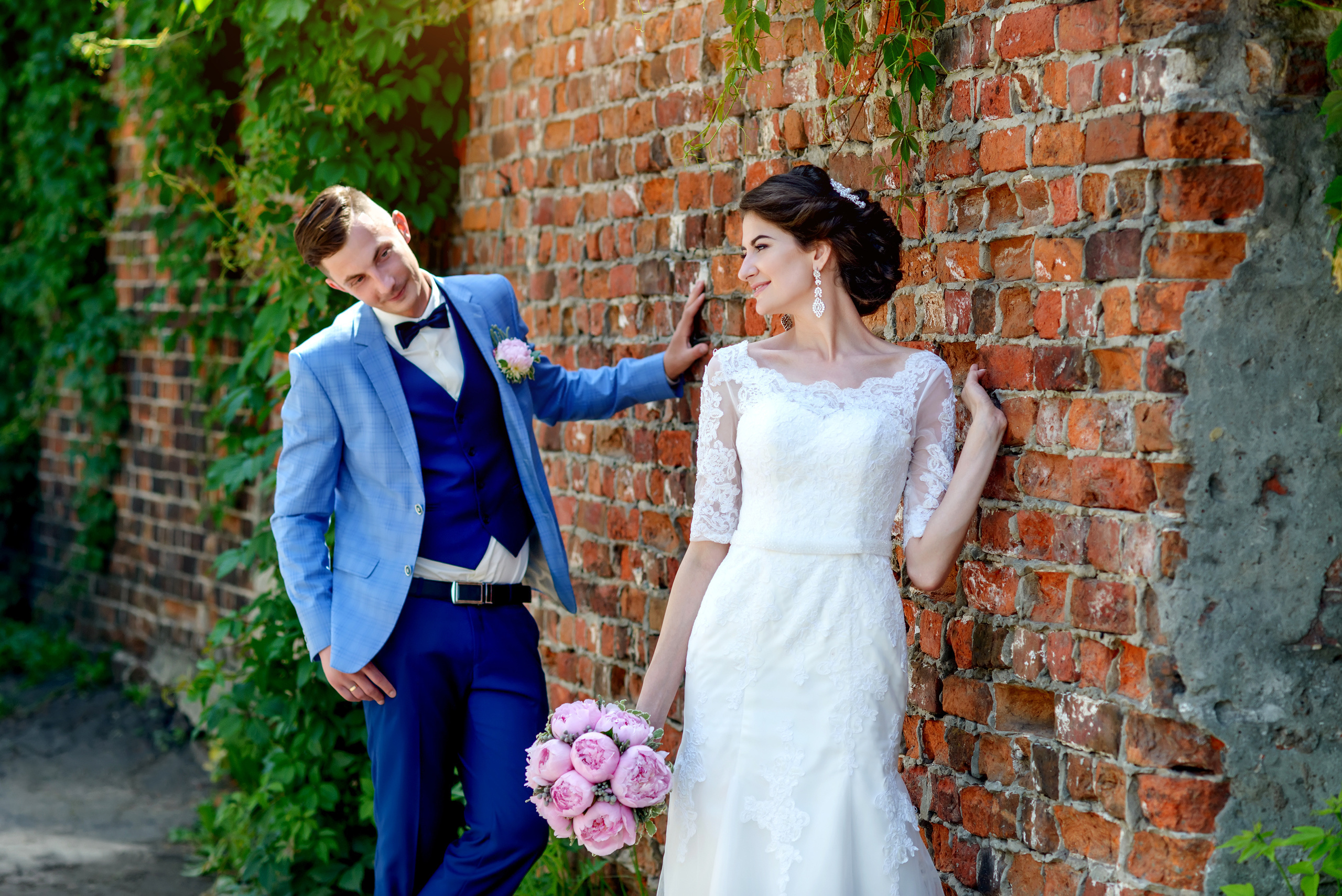 Свадебная фотосъемка на фоне кирпичной стены в Нижнем Новгороде