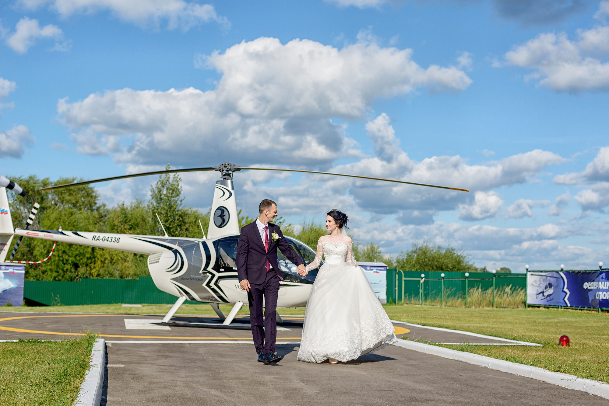 Свадебная фотосессия около вертолета в Нижнем Новгороде