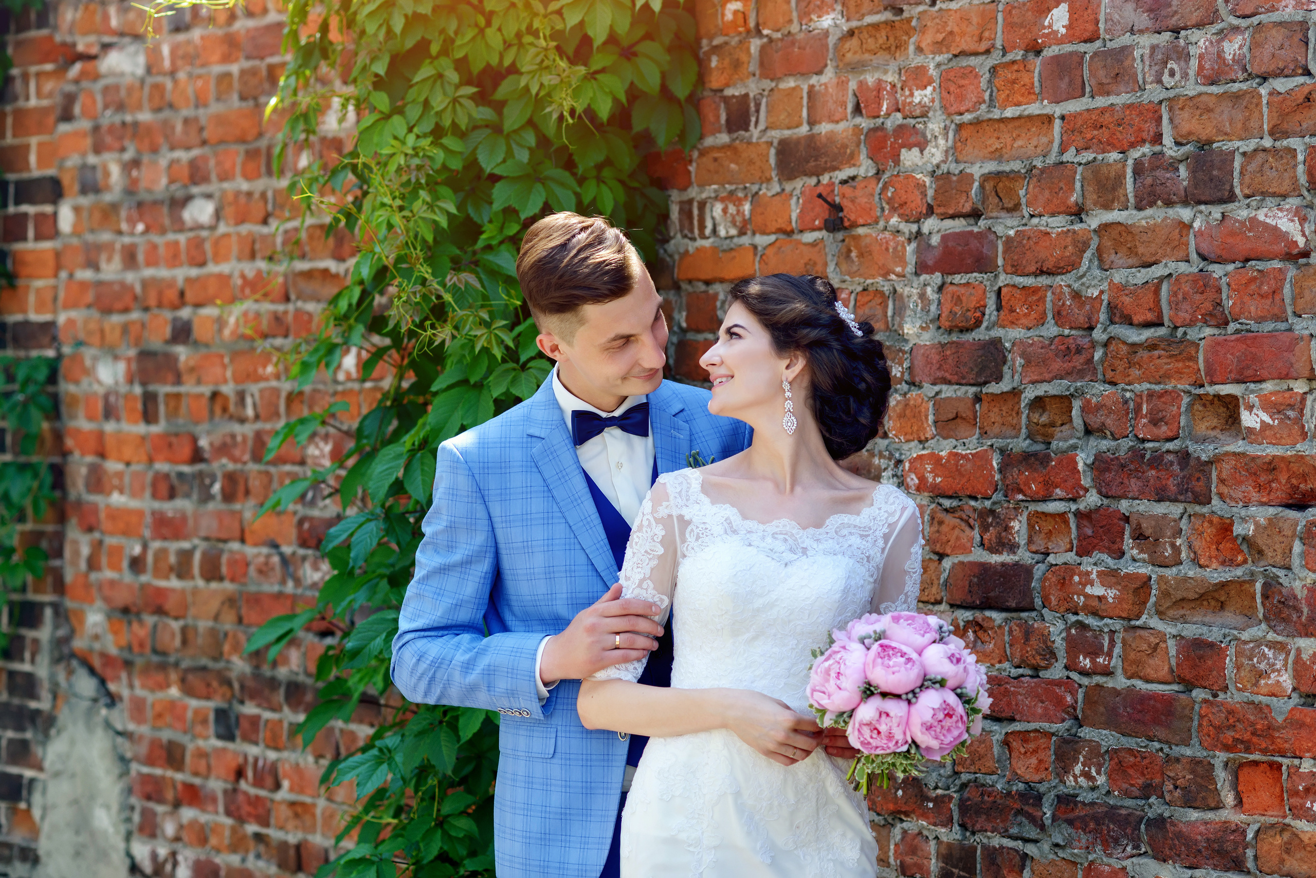 Свадебная фотосъемка на фоне кирпичной стены в Нижнем Новгороде