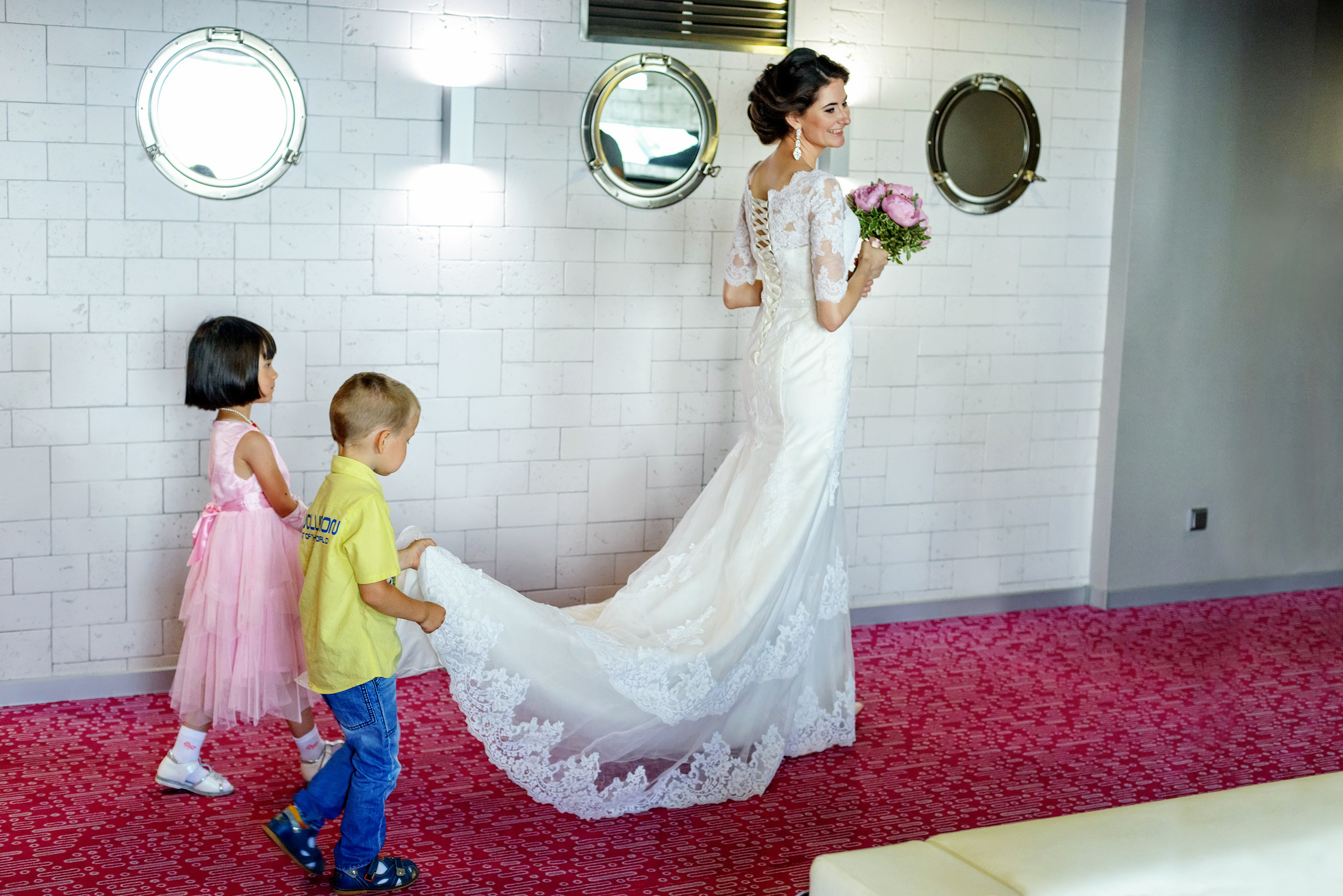 Дети несут подол свадебного платья