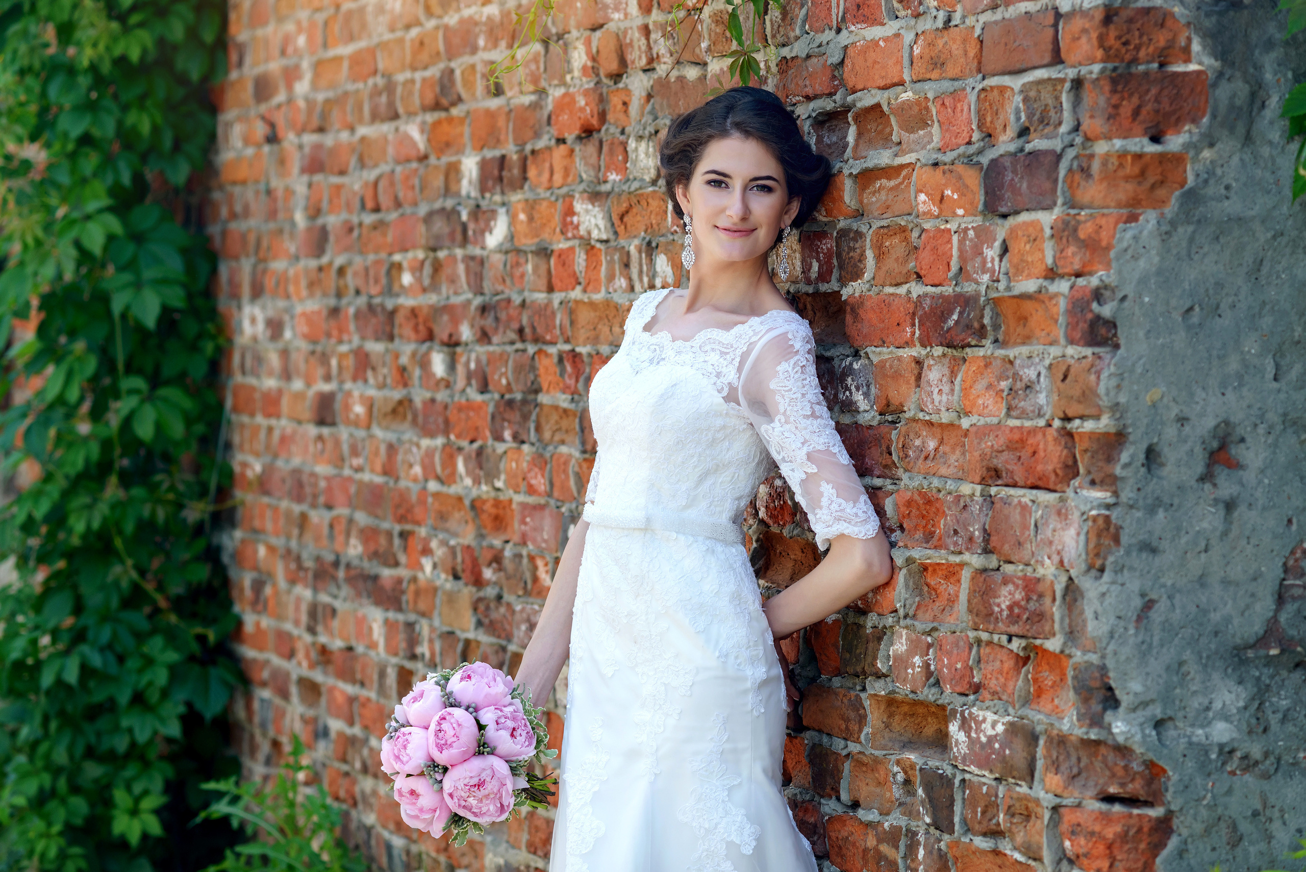 Свадебная фотосъемка на фоне кирпичной стены в Нижнем Новгороде