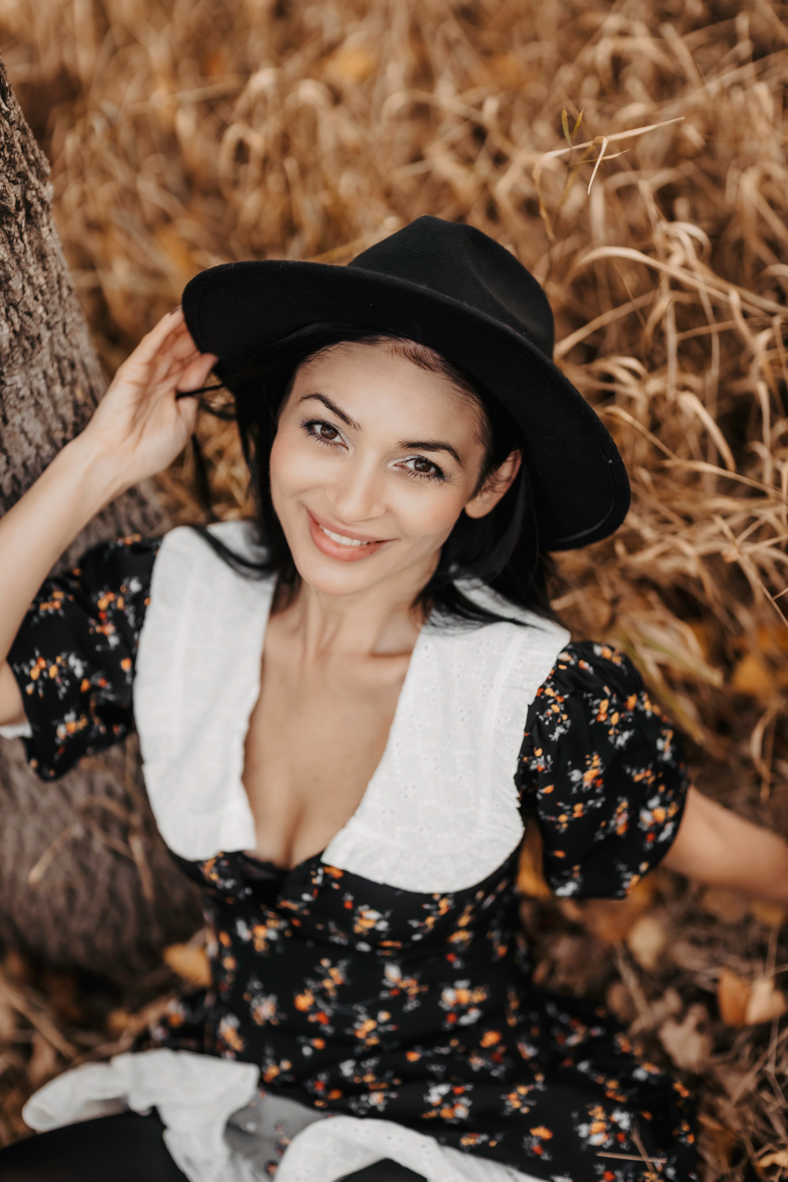 Фотосессия на улице: девушка с автомобилем на фоне осеннего неба