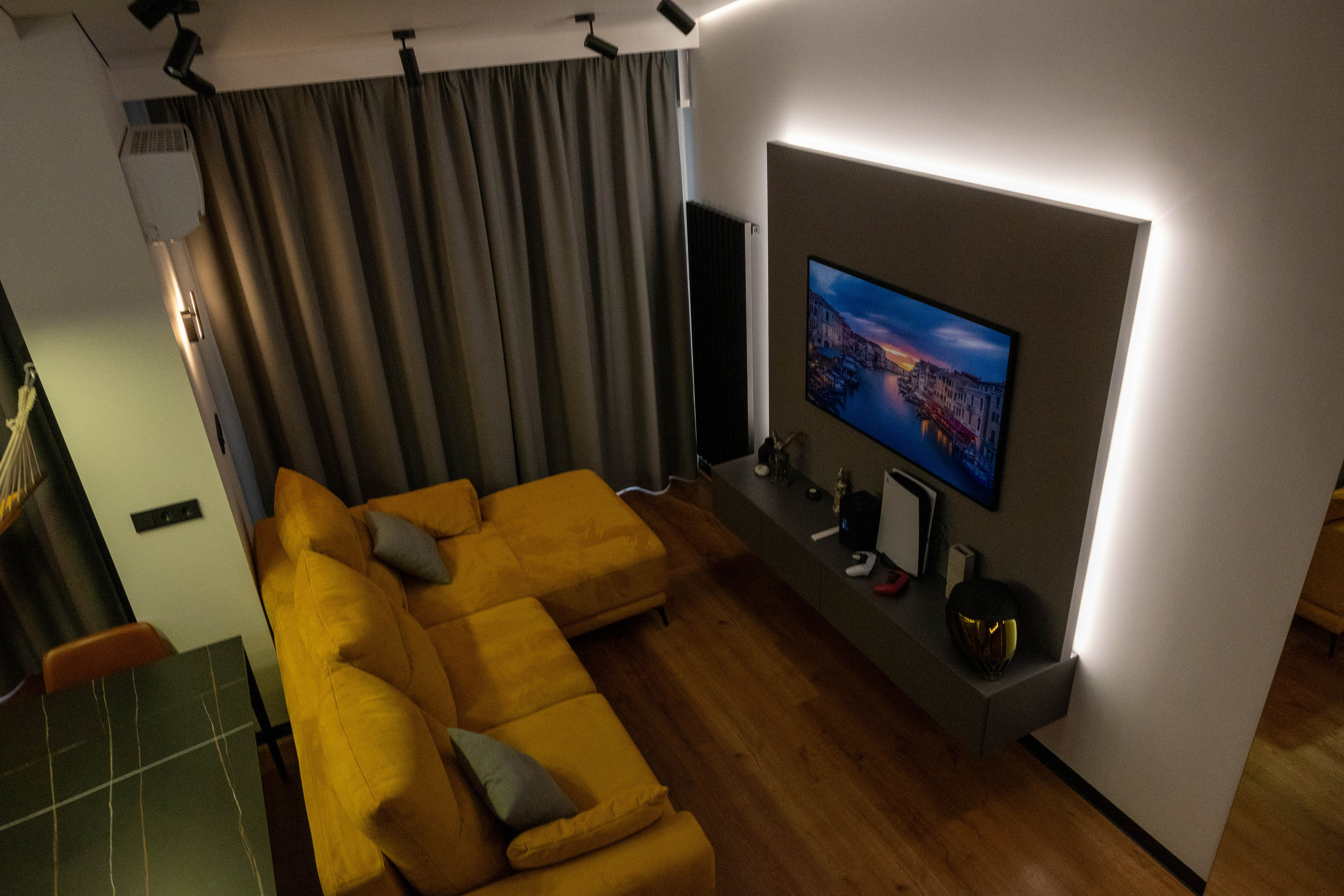 The apartment is on two levels. Fotograf Dmitrii Donets