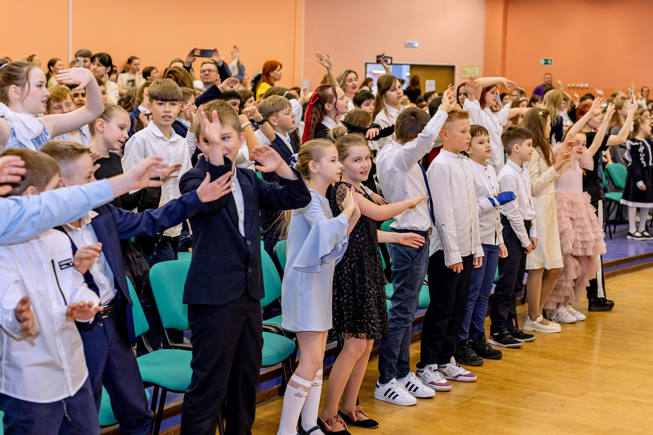 Выпускной праздник в начальной школе. Фотограф и видеограф Москва. Свадебный фотограф, видеограф. Выпускные альбомы. Оживающие альбомы