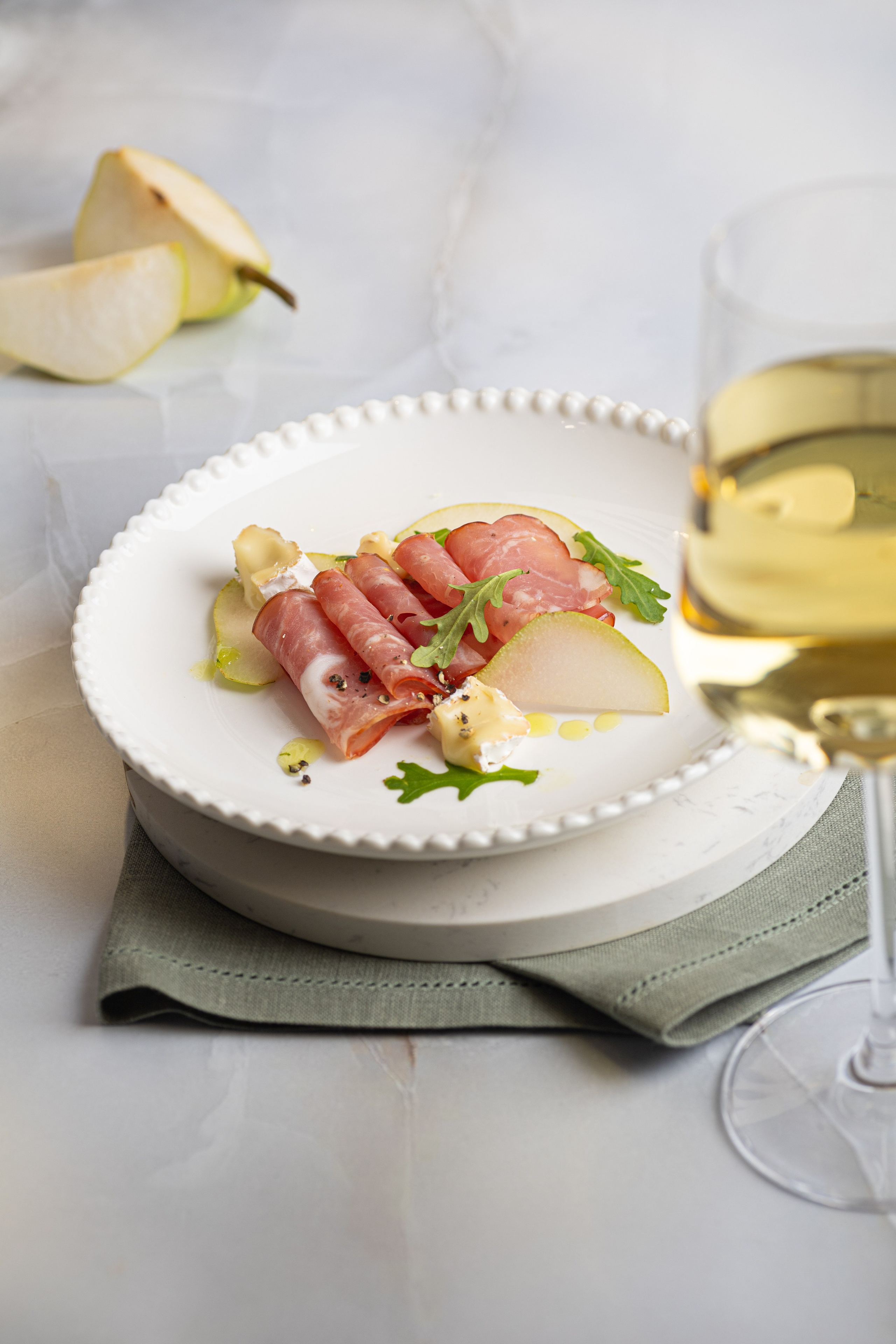 Съемка меню в ресторане свежий салат с прошутто с бокалом вина