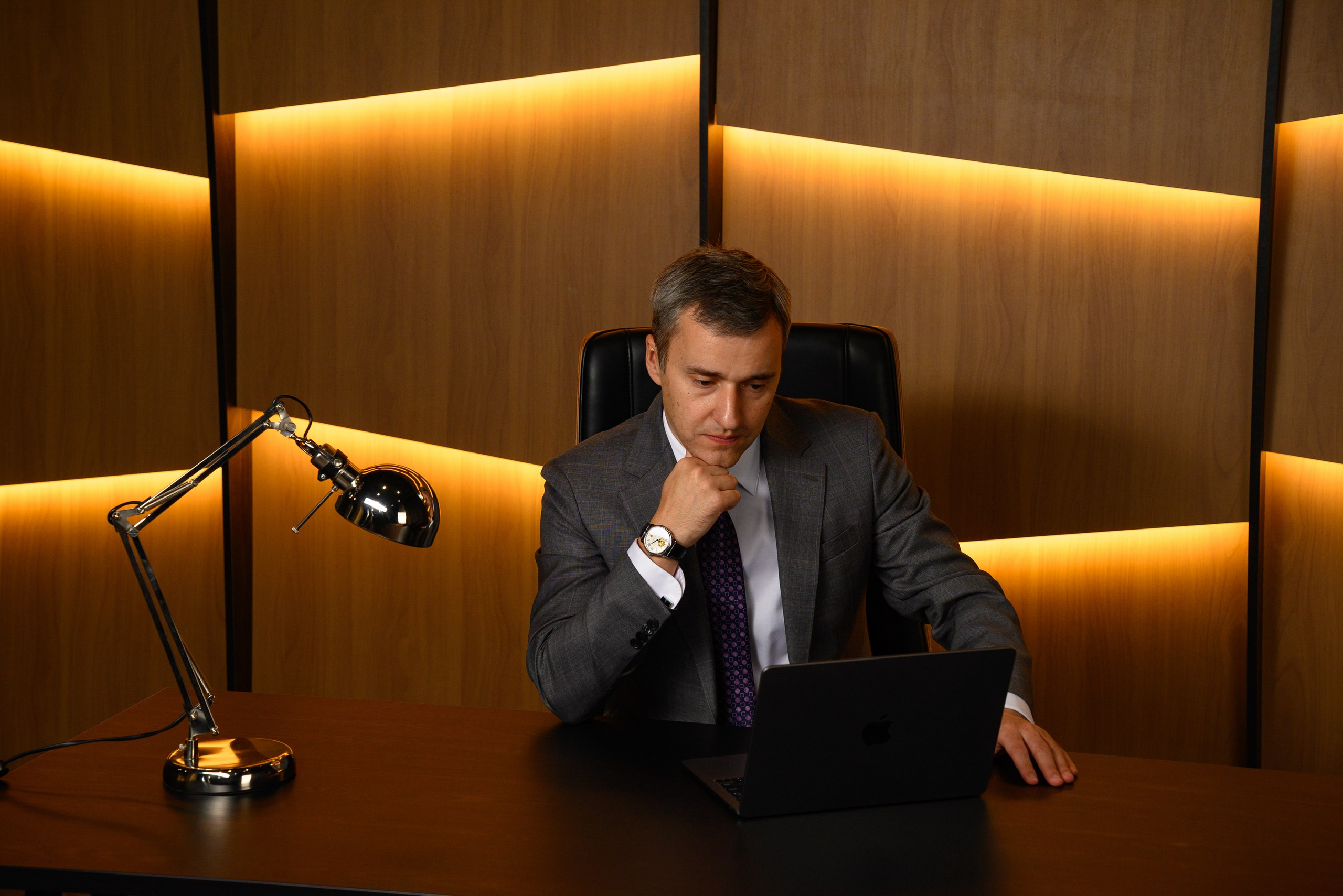 Портрет для руководителя. Компания и фотошкола по созданию контента в Москве