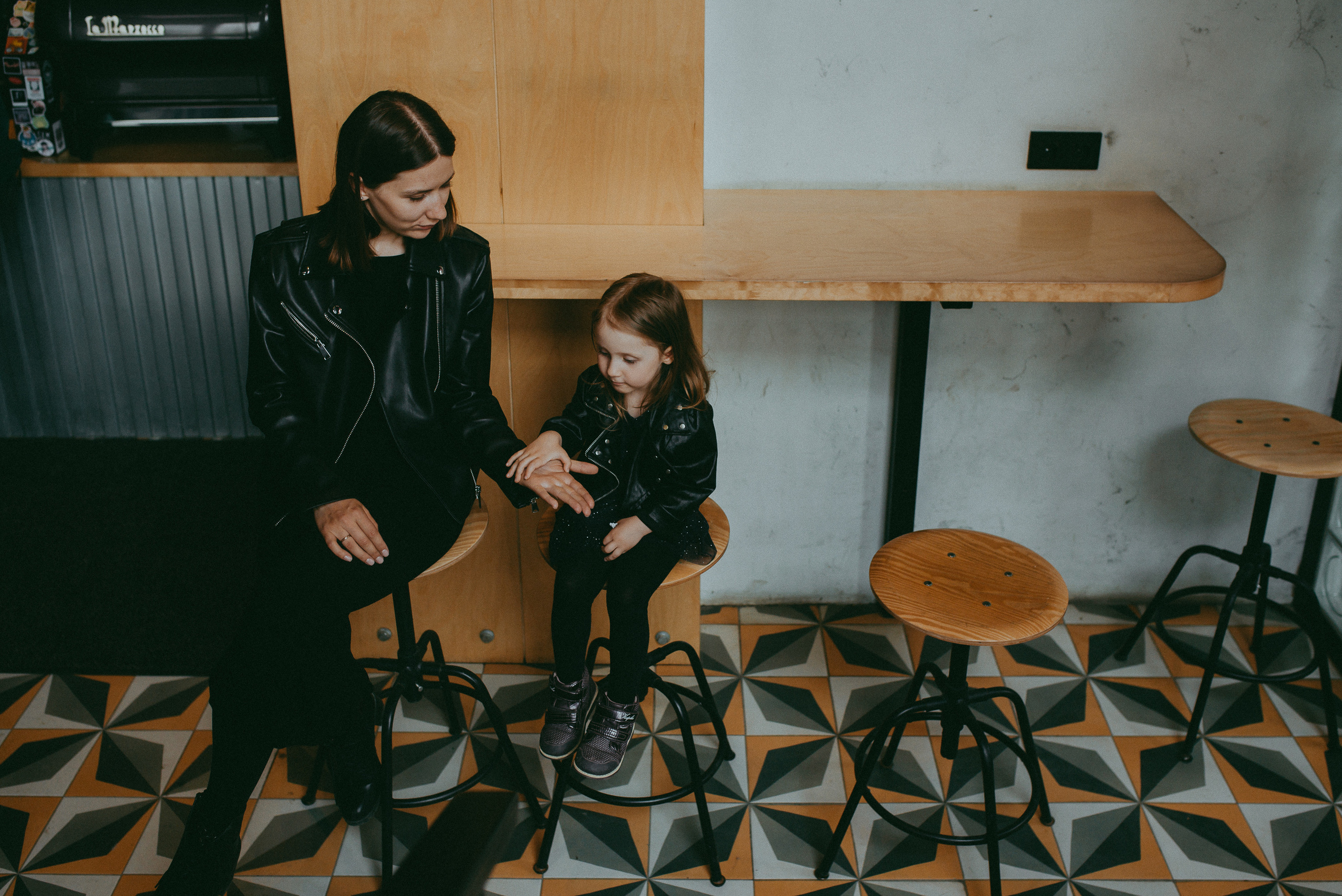 Кофейные истории. Даша и Алиса. Семейный и детский фотограф в Новосибирске и Краснообске — Анна Ким