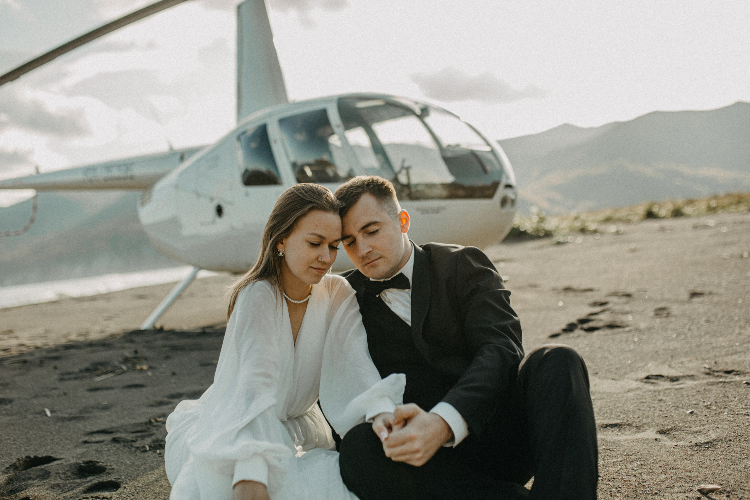 Вертолетный полет Бухта Жировая. Свадебное фото и видео на Камчатке. Туристические маршруты