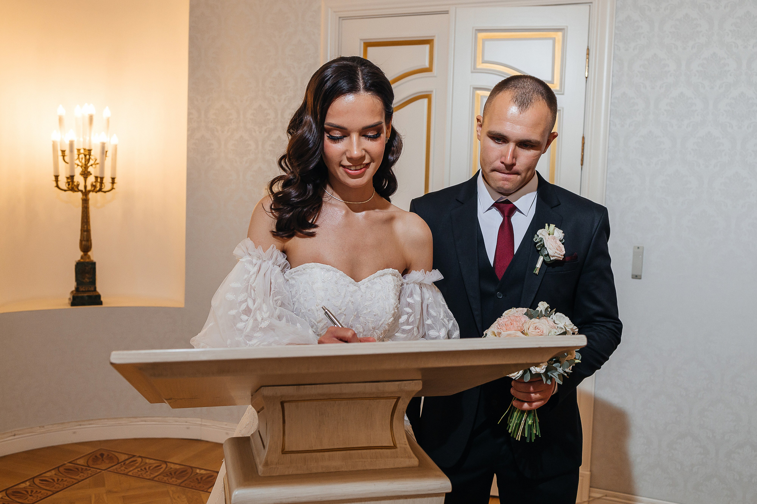 Волшебное утро невесты в номере отеля. Олег Сверчков | Свадебный фотограф Вологда