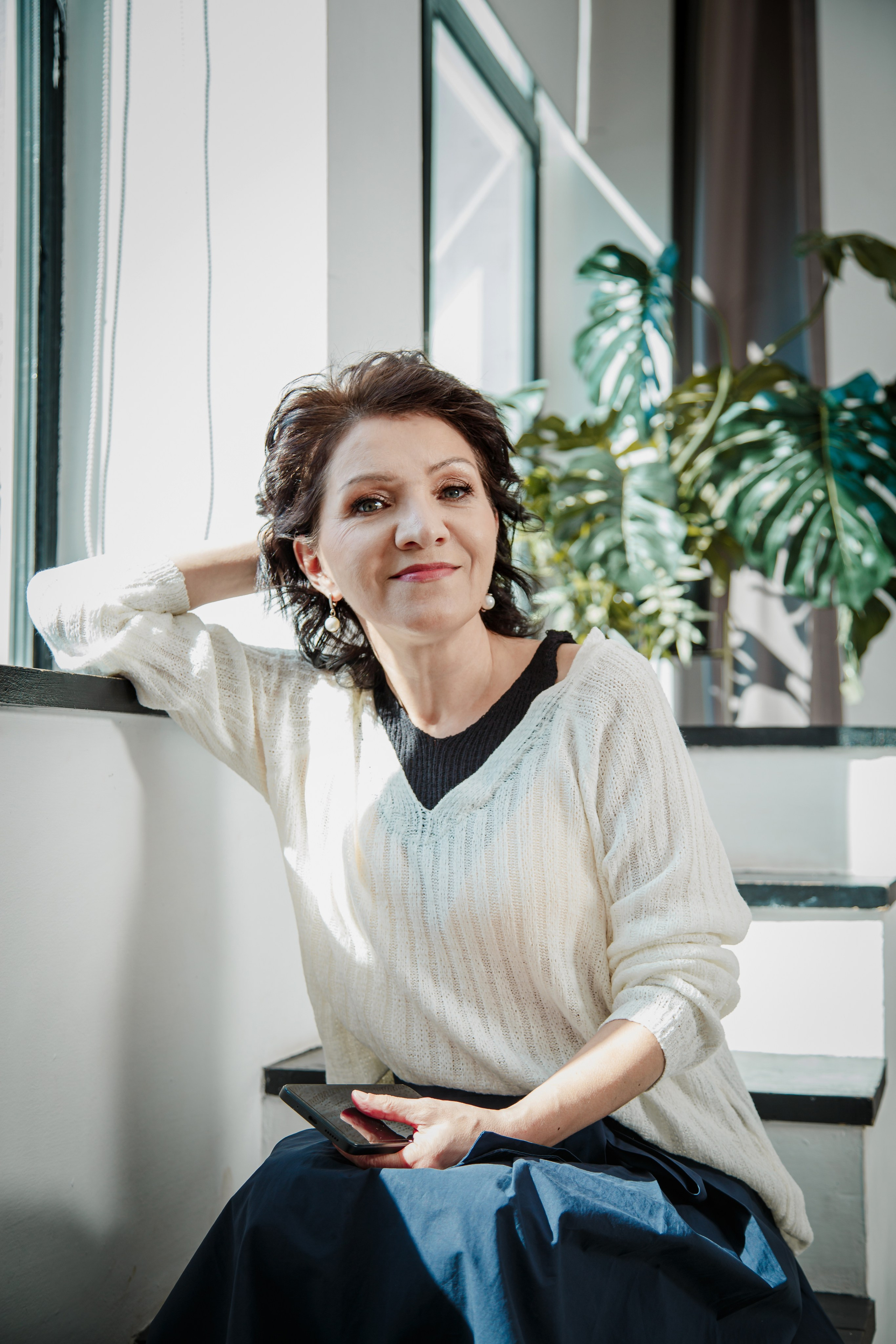 Женский коуч в светлой студии — брендовая фотосессия в Москве, Портрет женского коуча в деловом образе — фотосессия для личного бренда, Фотосессия для эксперта в офисной локации студии Москва, Женский коуч в повседневном образе — контент для соцсетей, Профессиональный бренд-фотограф в Москве — женский коуч, Образ женского коуча для сайта и продвижения в соцсетях, Разнообразные образы на брендовой фотосессии для эксперта, Светлая студия с офисными локациями — фотосессия для коуча, брендовая фотосессия для эксперта, фотосессия для женского коуча, бренд-фотограф Москва, фотосессия личный бренд, фотосессия для сайта, фотосессия для соцсетей, фотосессия для продвижения, фотосессия в студии Москва, фотосессия для эксперта Москва, профессиональная фотосессия для коуча. Катерина Сысуева, Рина Сысуева, rina_sphoto