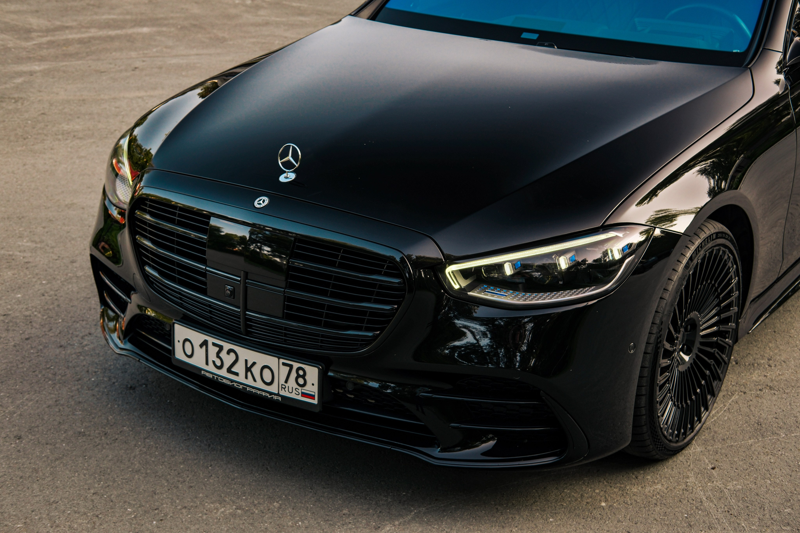 Профессиональная фотосессия Mercedes-Benz S-класс в&nbsp;Новосибирске. Автомобильный фотограф Чанчин Владимир: детальные снимки кузова, интерьера и&nbsp;динамики. Съемка автомобиля для продажи