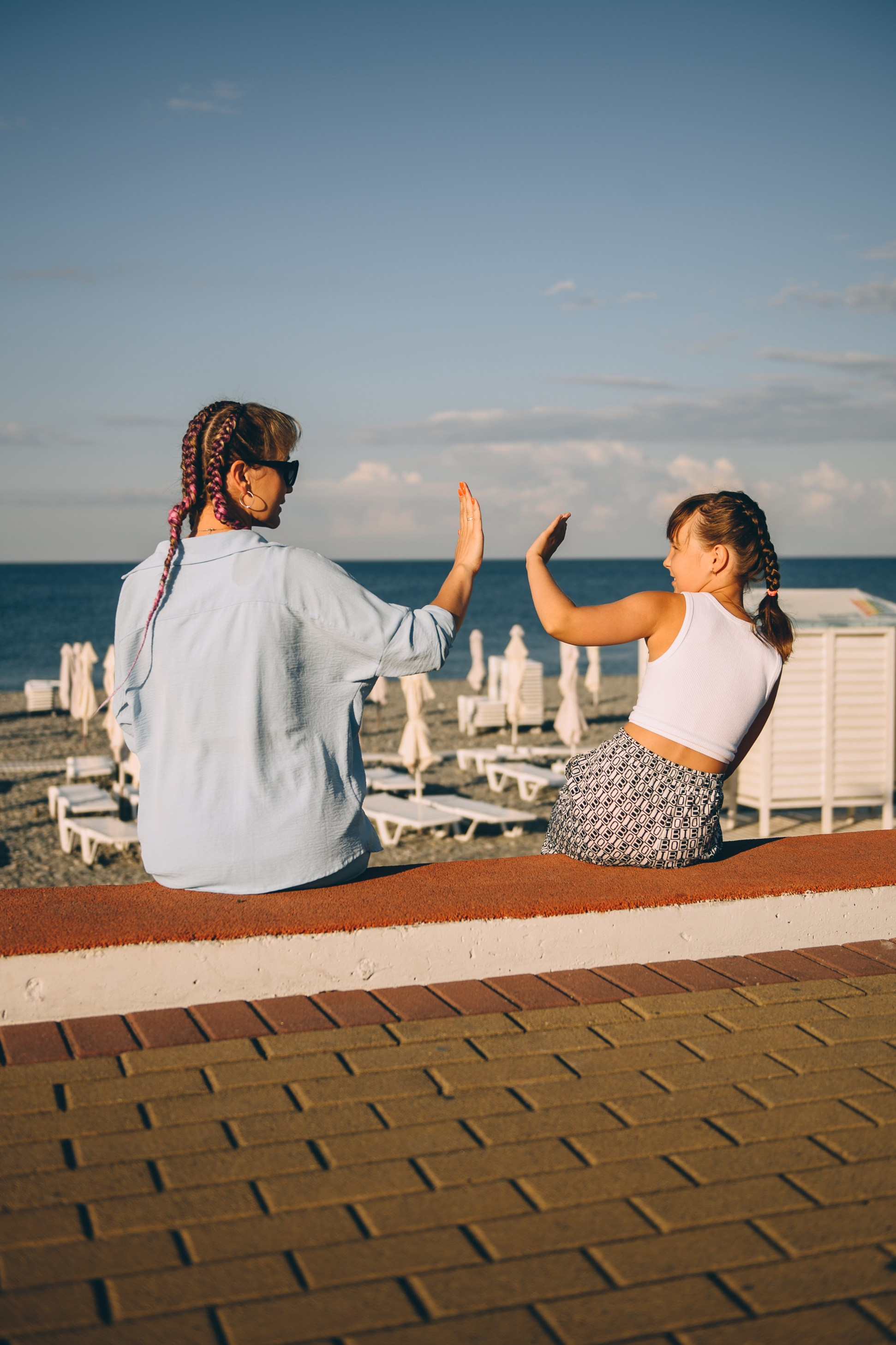 Мама и дочка, рассвет на пляже Бархатные Сезоны. Свадебный и семейный фотограф София Невская