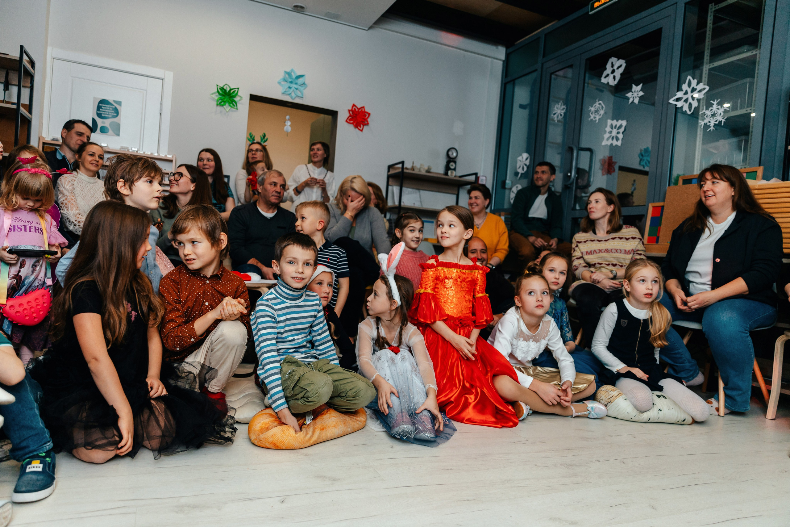 Новогодний утренник в Монтессори-школе. Семейный lifestyle фотограф в Санкт-Петербурге Людмила Пахомова