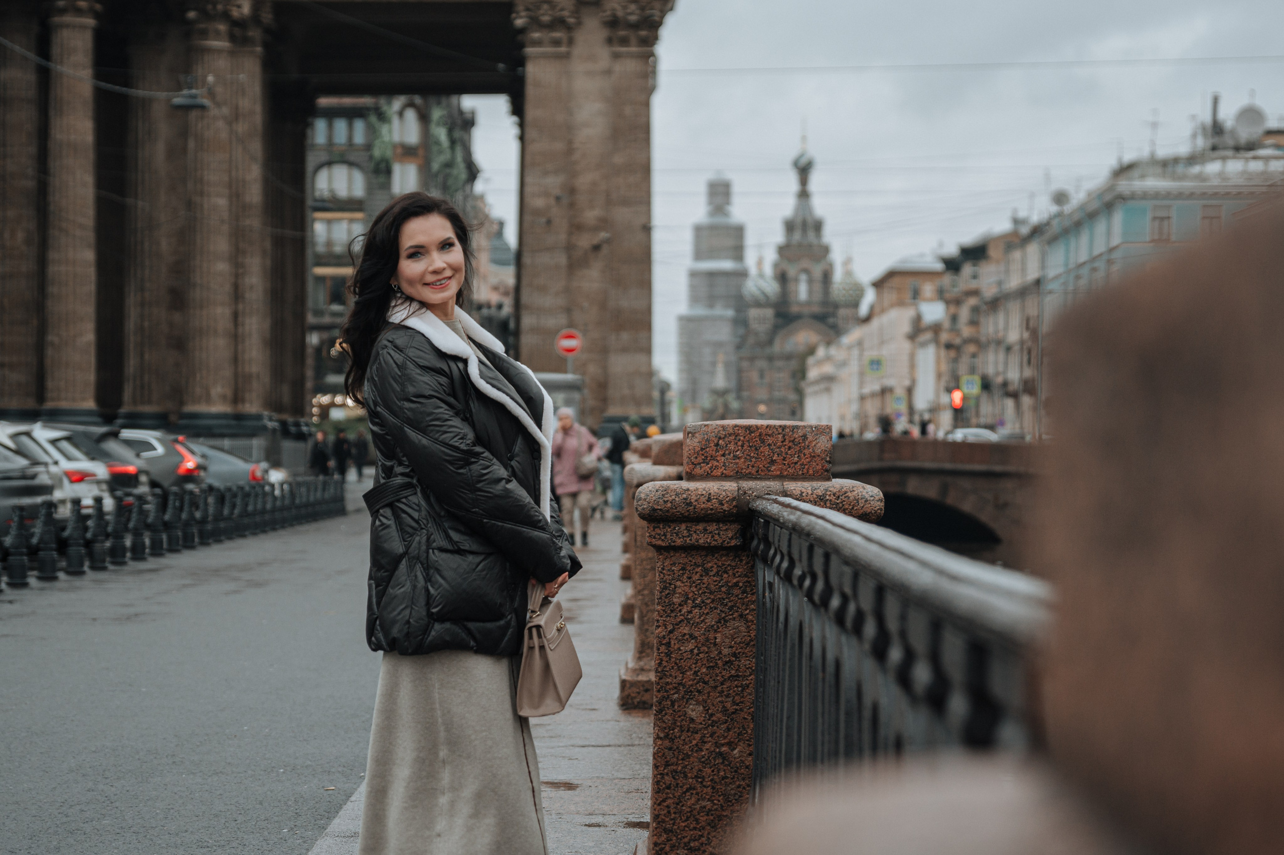 Питерская осенняя погода создает особую атмосферу в этой фотосессии. Она идеально вписывается в окружение, подчеркивая сезонность и уникальность Петербурга.