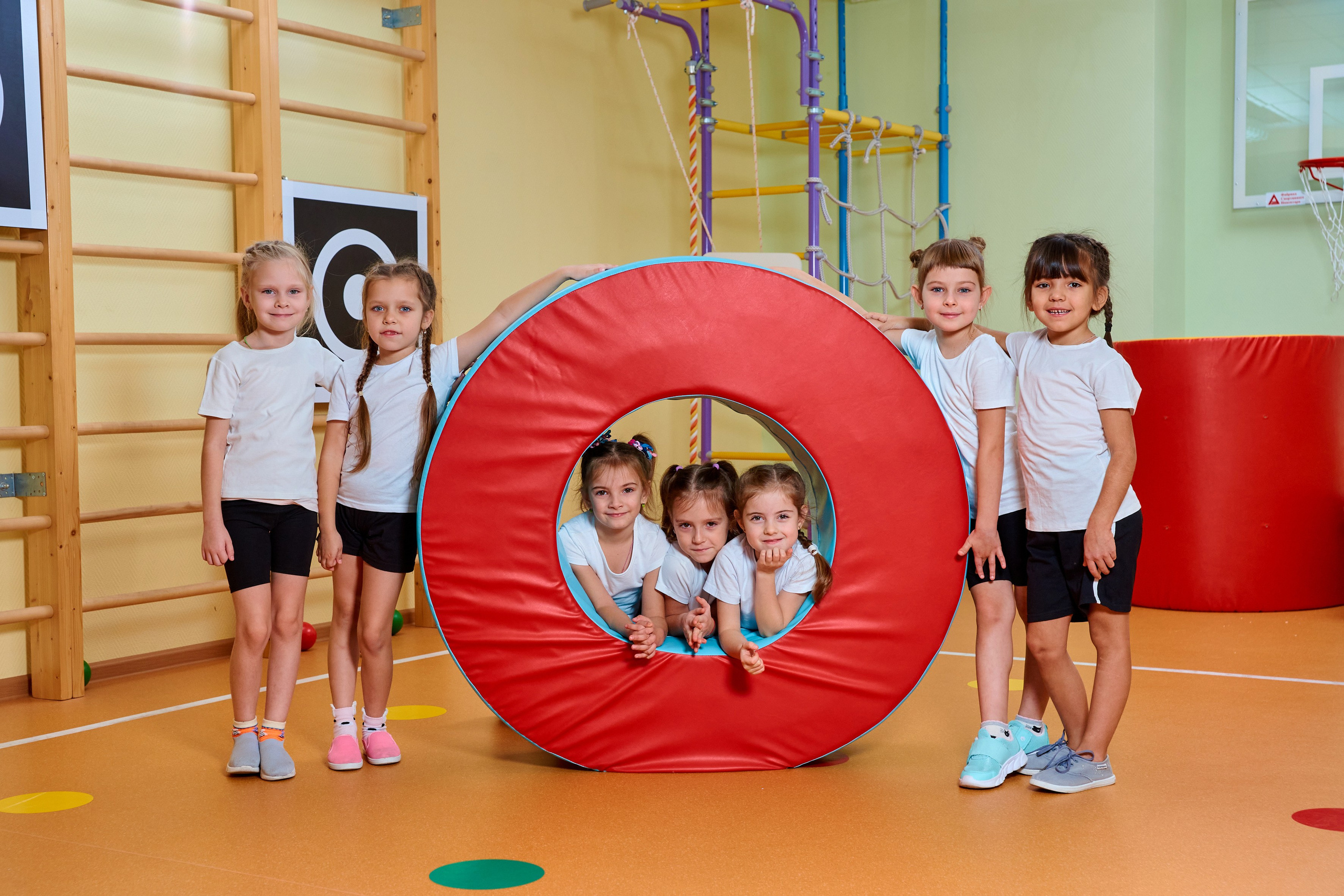 Занятие в спортзале. Childrenfoto.ru