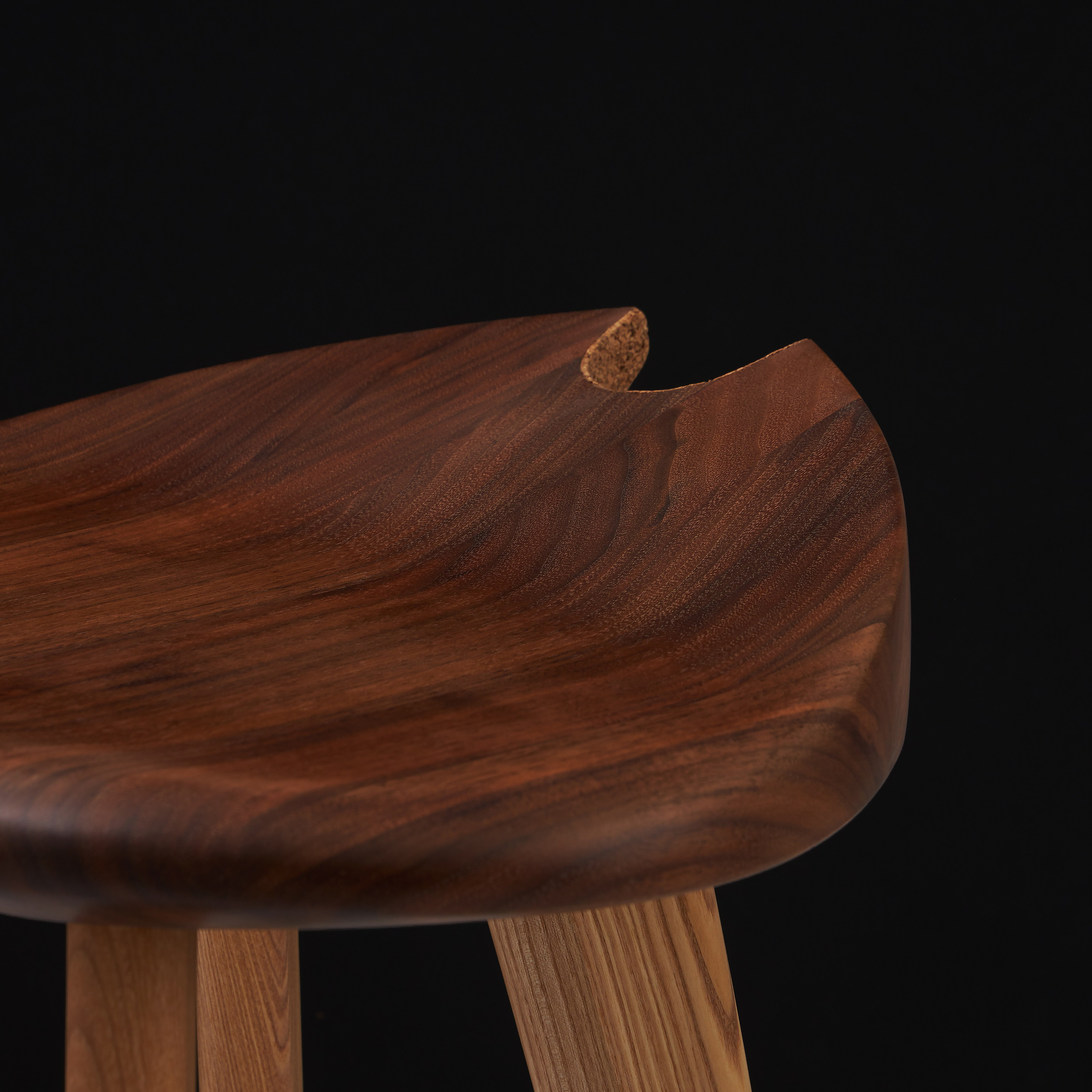 Красивый стул для гитары из ценных пород дерева 