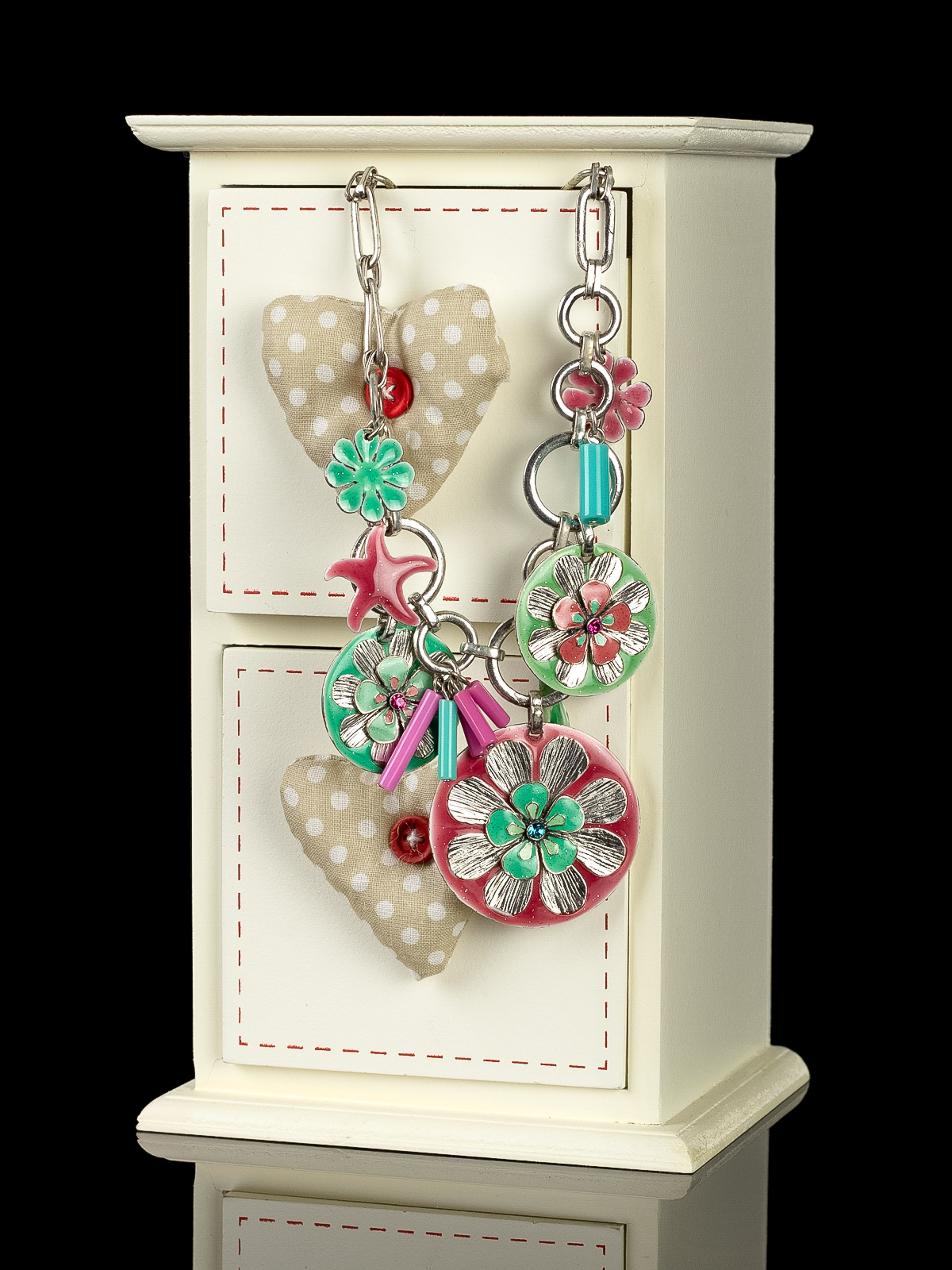 Украшение женское на шкатулке