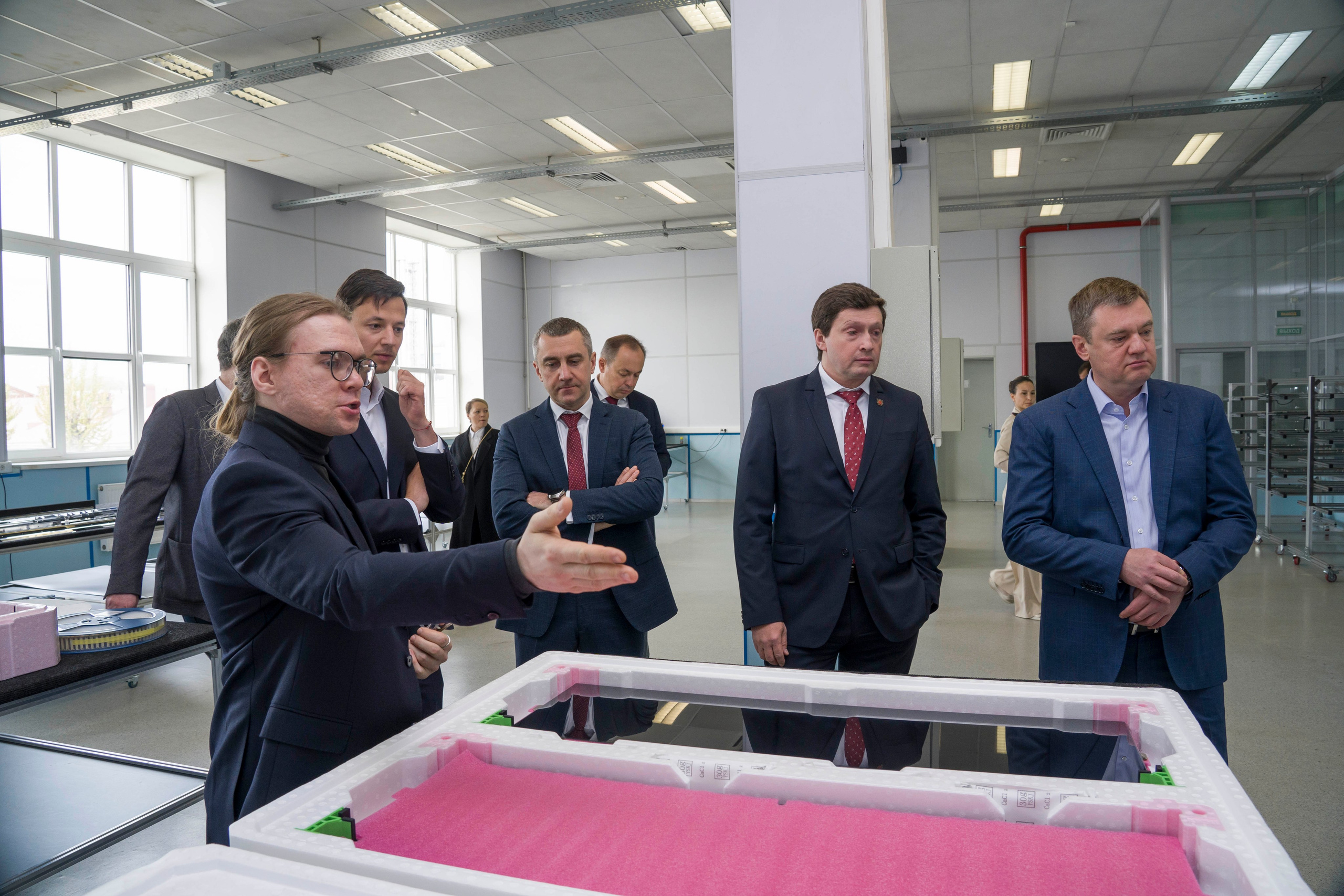 Вице-губернатор Санкт-Петербурга с делегацией на производстве. Фотограф в Санкт-Петербурге. Репортажная и все съёмки для бизнеса