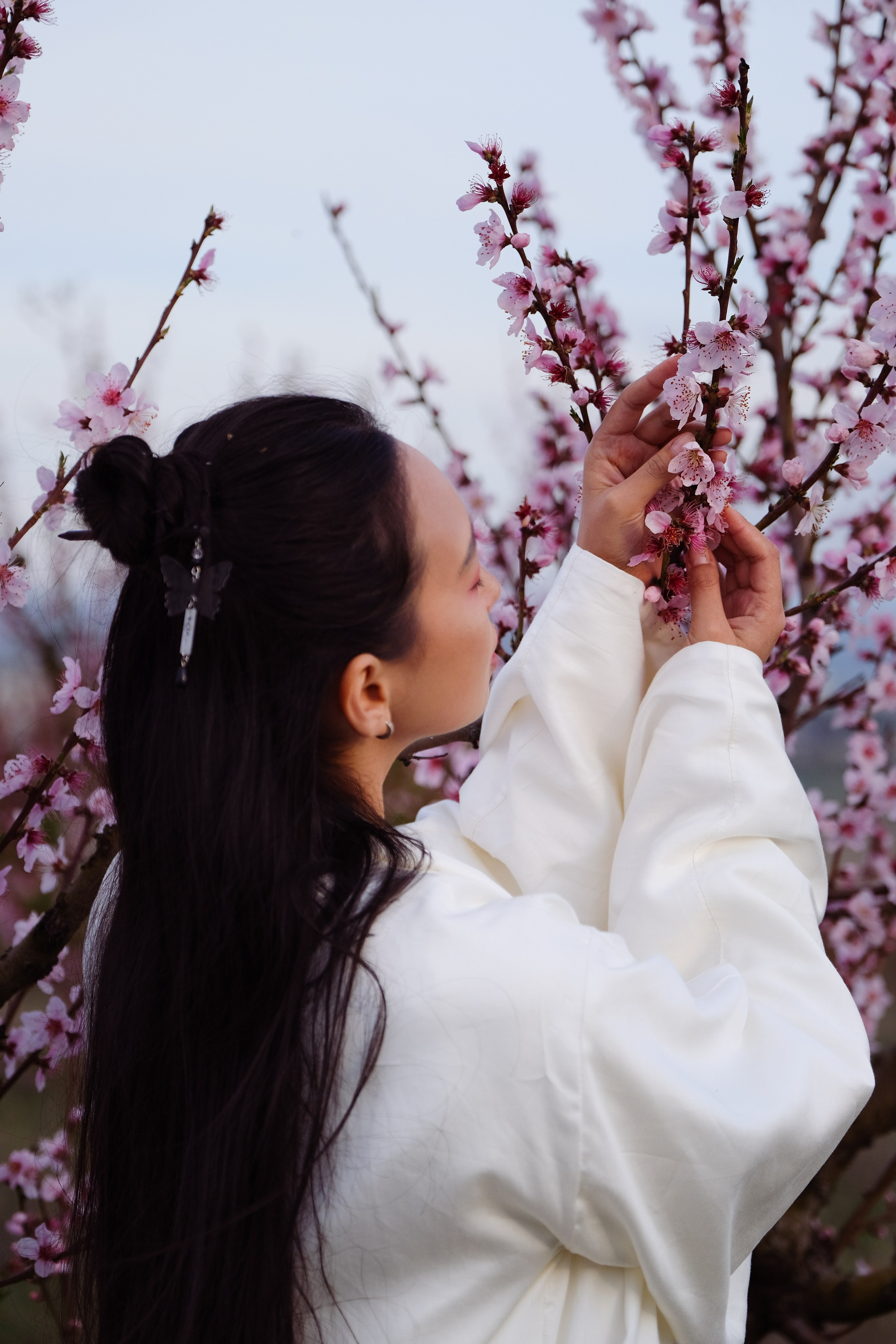 Фото в цветущих персиковых садах. Профессиональная фотосъемка в Крыму. Натуральные эмоции и живые кадры. Забронируйте дату прямо сейчас!