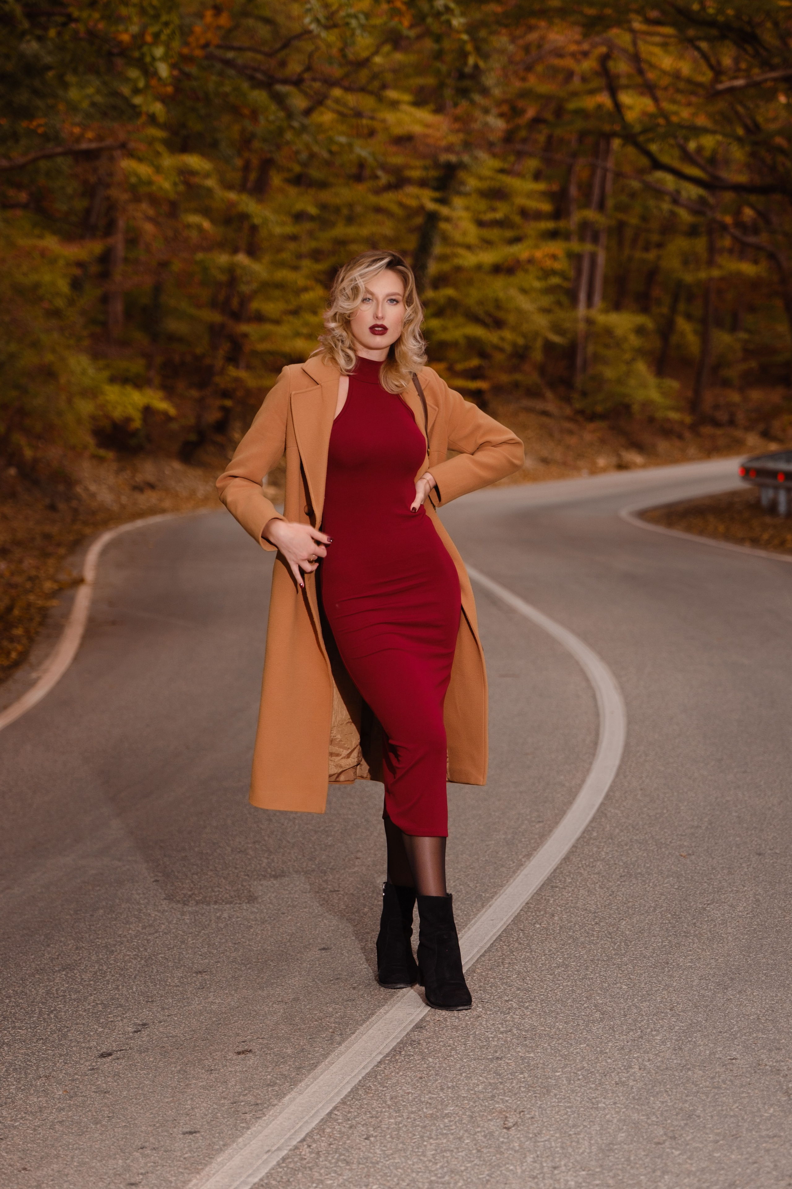 Дарья в центре города и осеннем лесу. Профессиональная фотосъемка в Крыму. Натуральные эмоции и живые кадры. Забронируйте дату прямо сейчас!