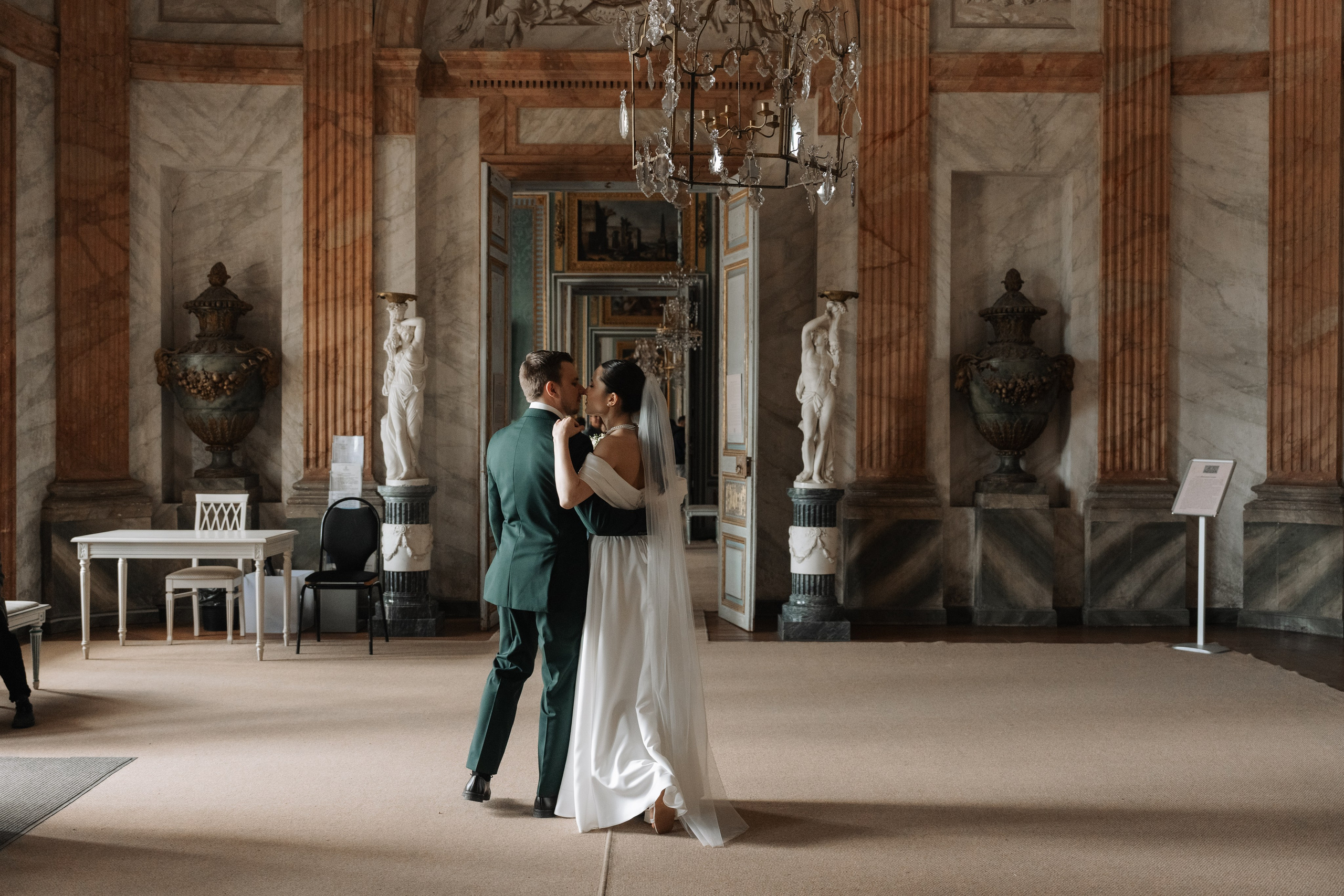 Влад и Илина в Кусково. Свадебный фотограф в Москве Анна Полушина