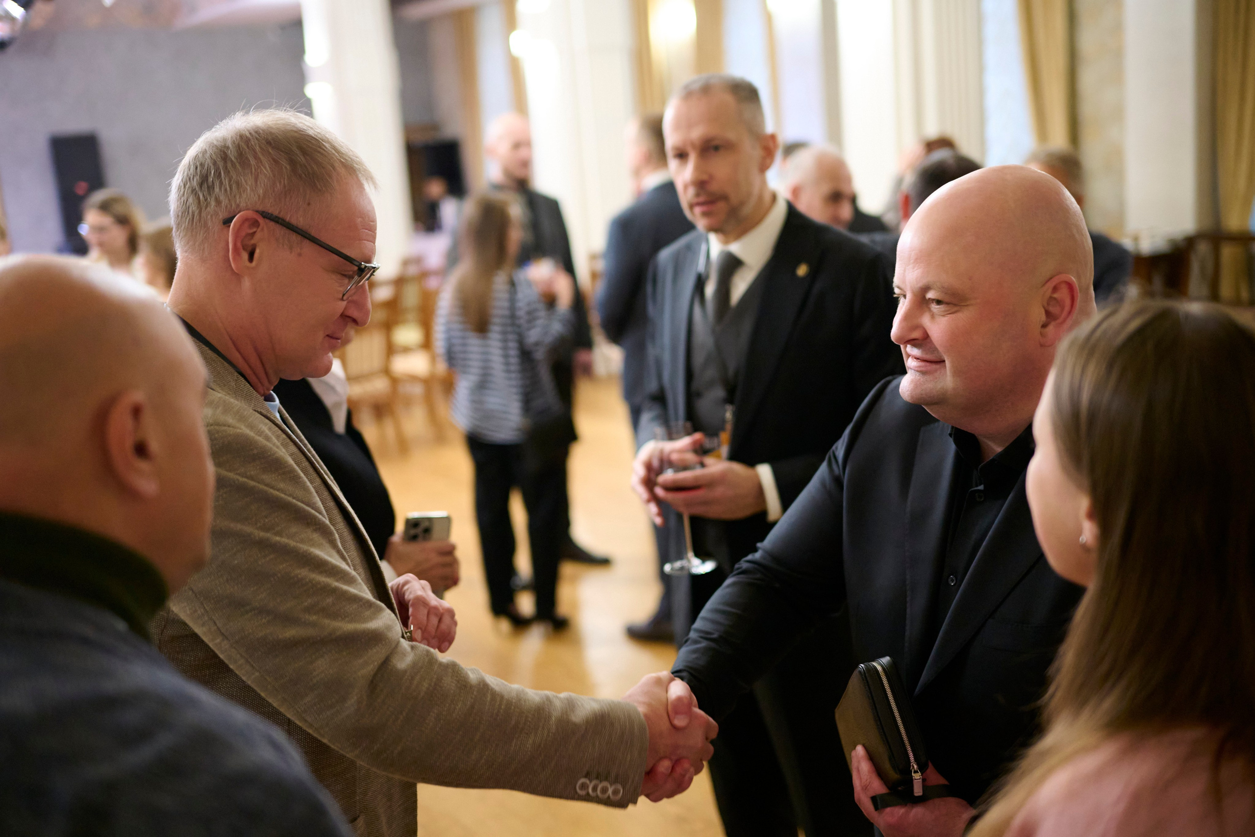 Участники форума жмут друг другу руки