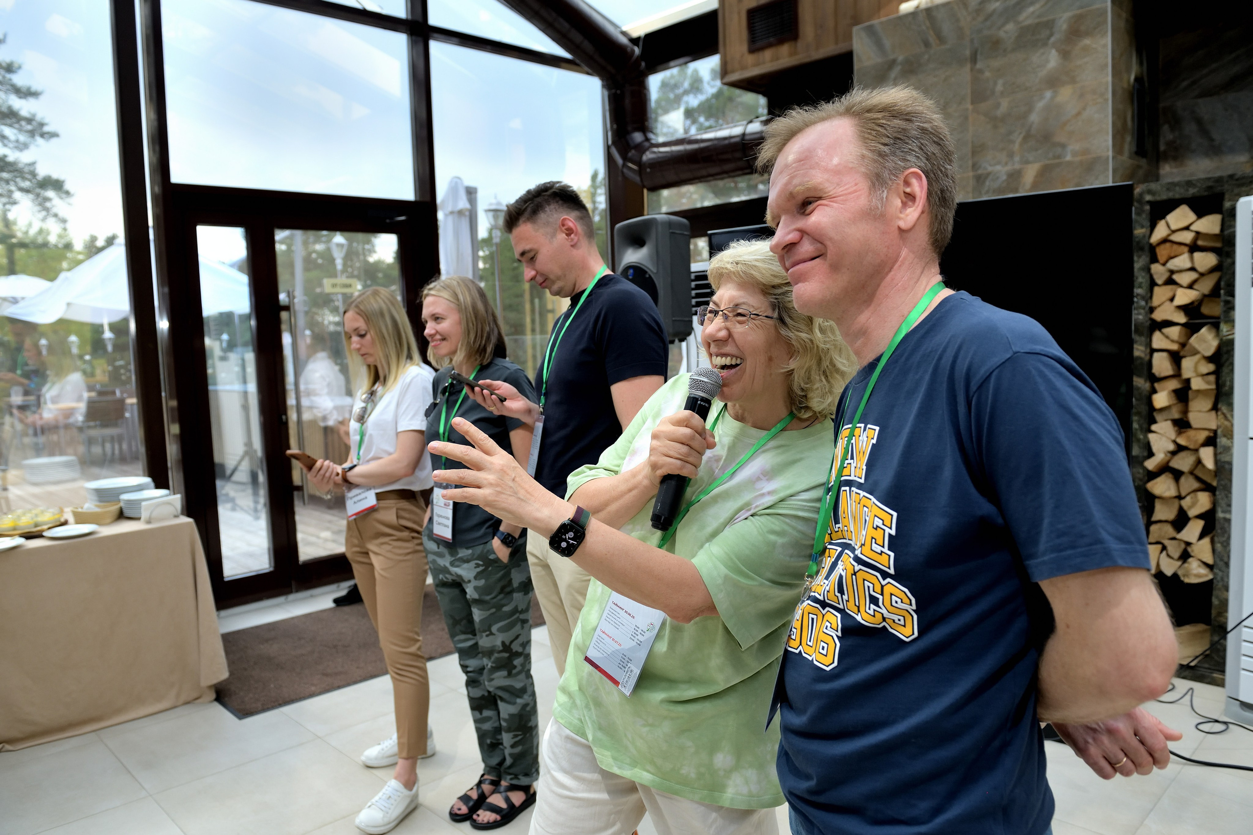 "Спикер ведет мероприятие на корпоративной встрече".