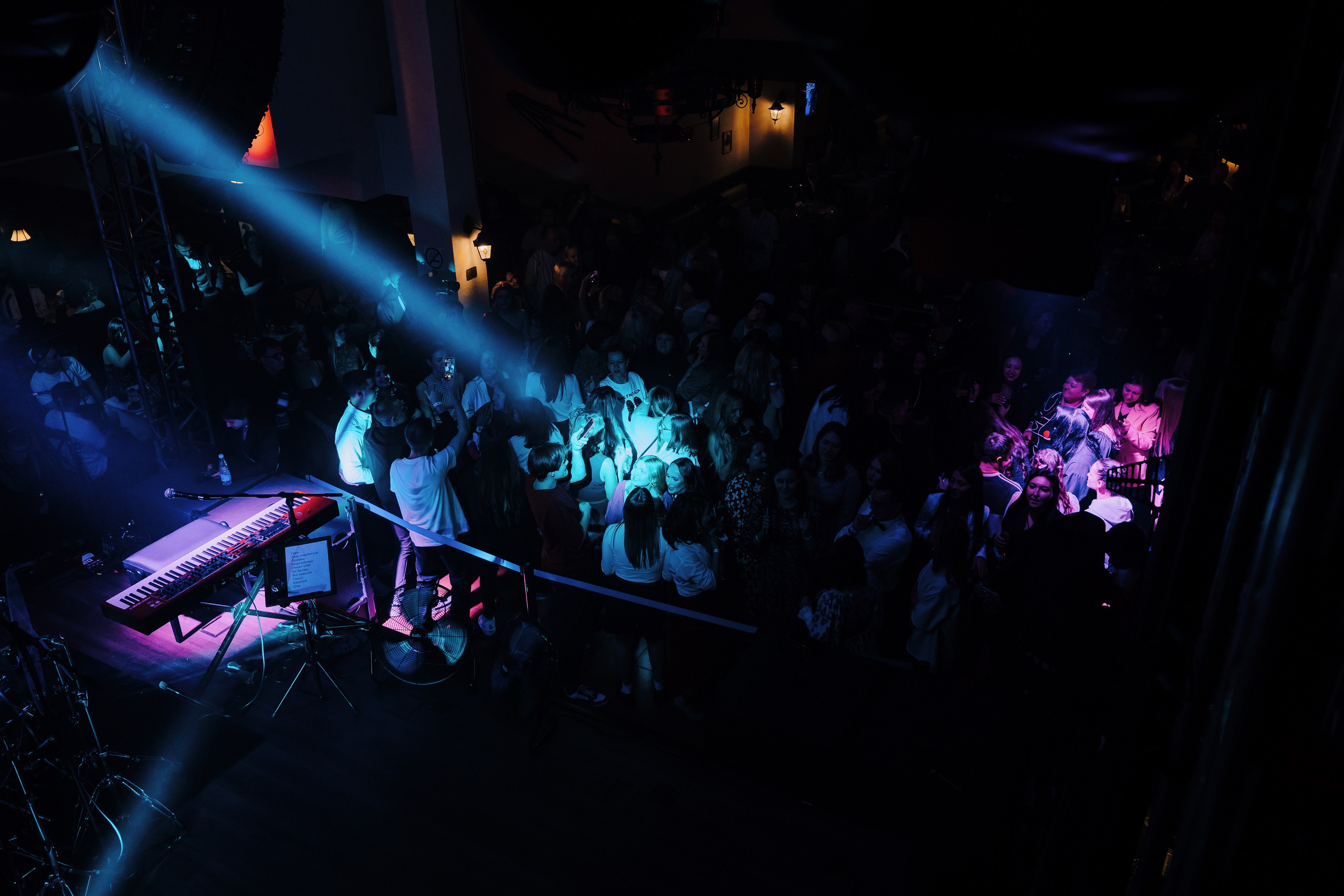 20 ЛЕТ МЕГАПОЛИС ЧЕЛЯБИНСК ХЕДЛАЙНЕР ЕЛКА. Репортажный фотограф Зуев Роман г. Челябинск