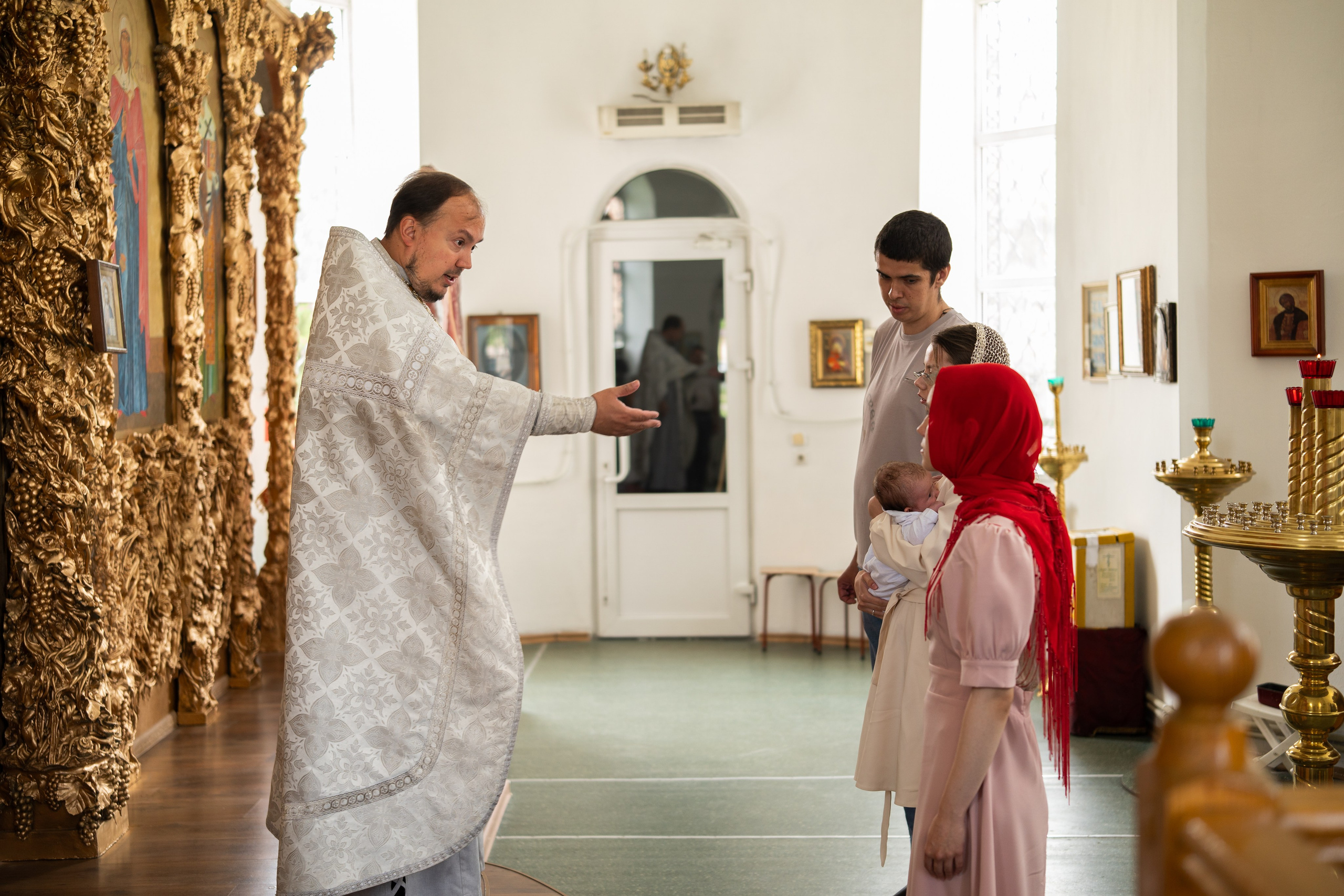 Фото священника на крещении в Липецке