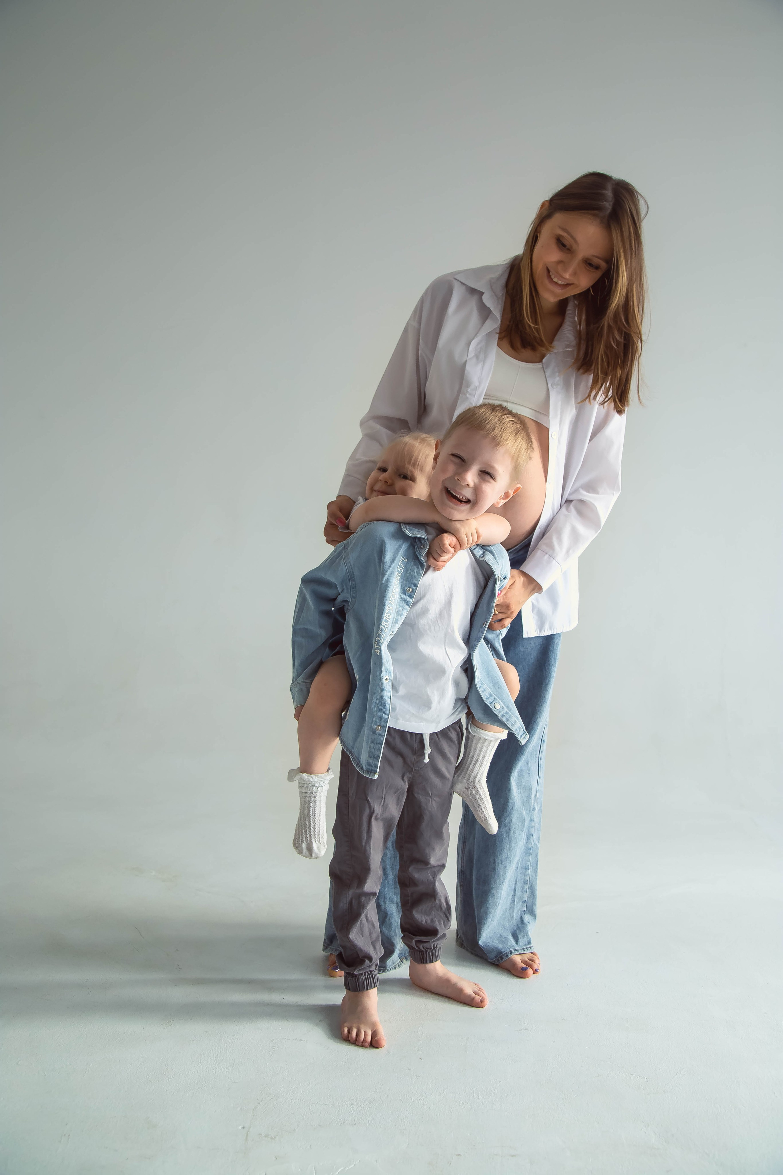 Семейная фотосессия в студии в Москве. Семейный фотограф в Москве Влада Лунина