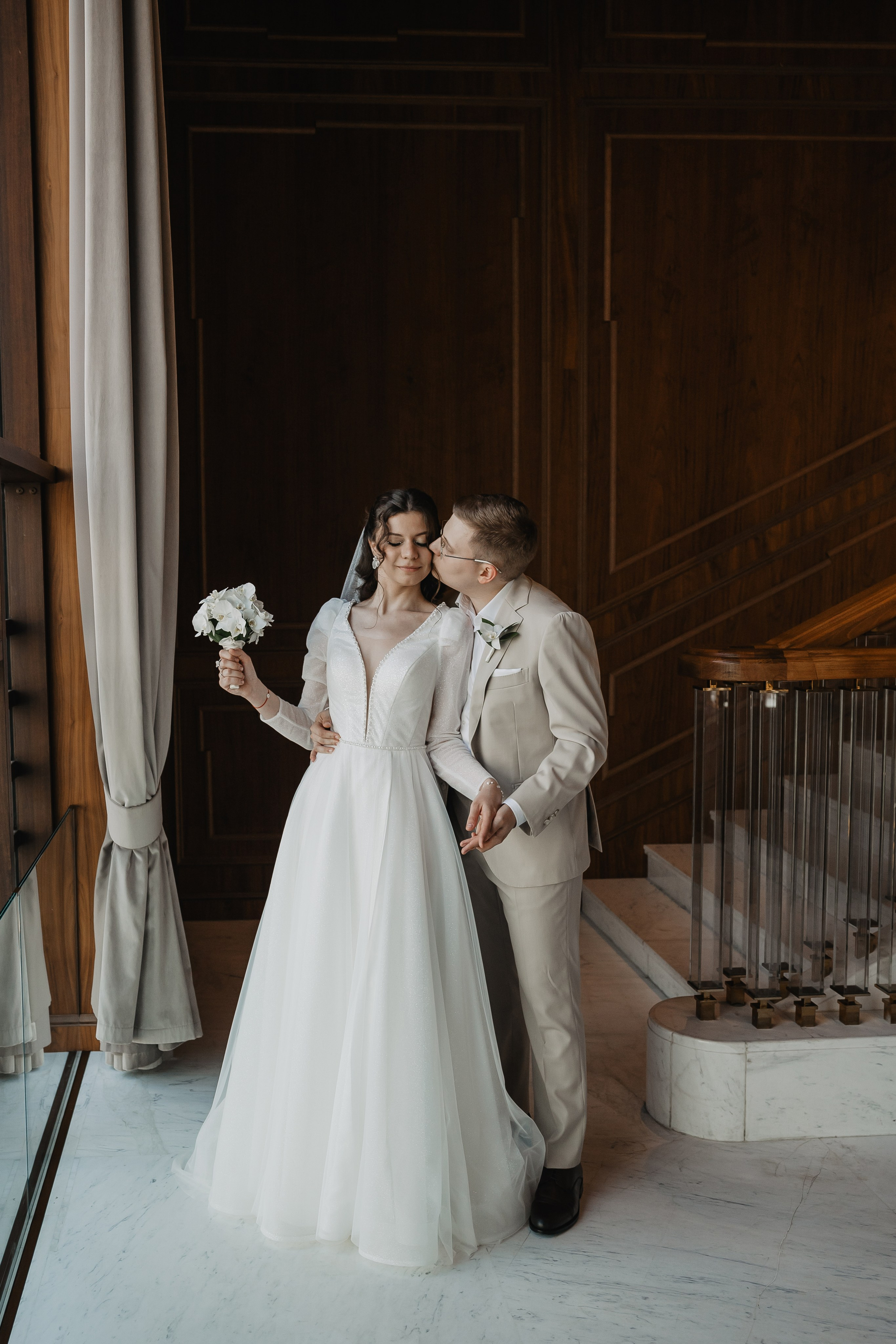 Свадебная фотосессия в отеле Marriott Imperial Plaza. Свадебный фотограф в Москве Дарья Олендарёва