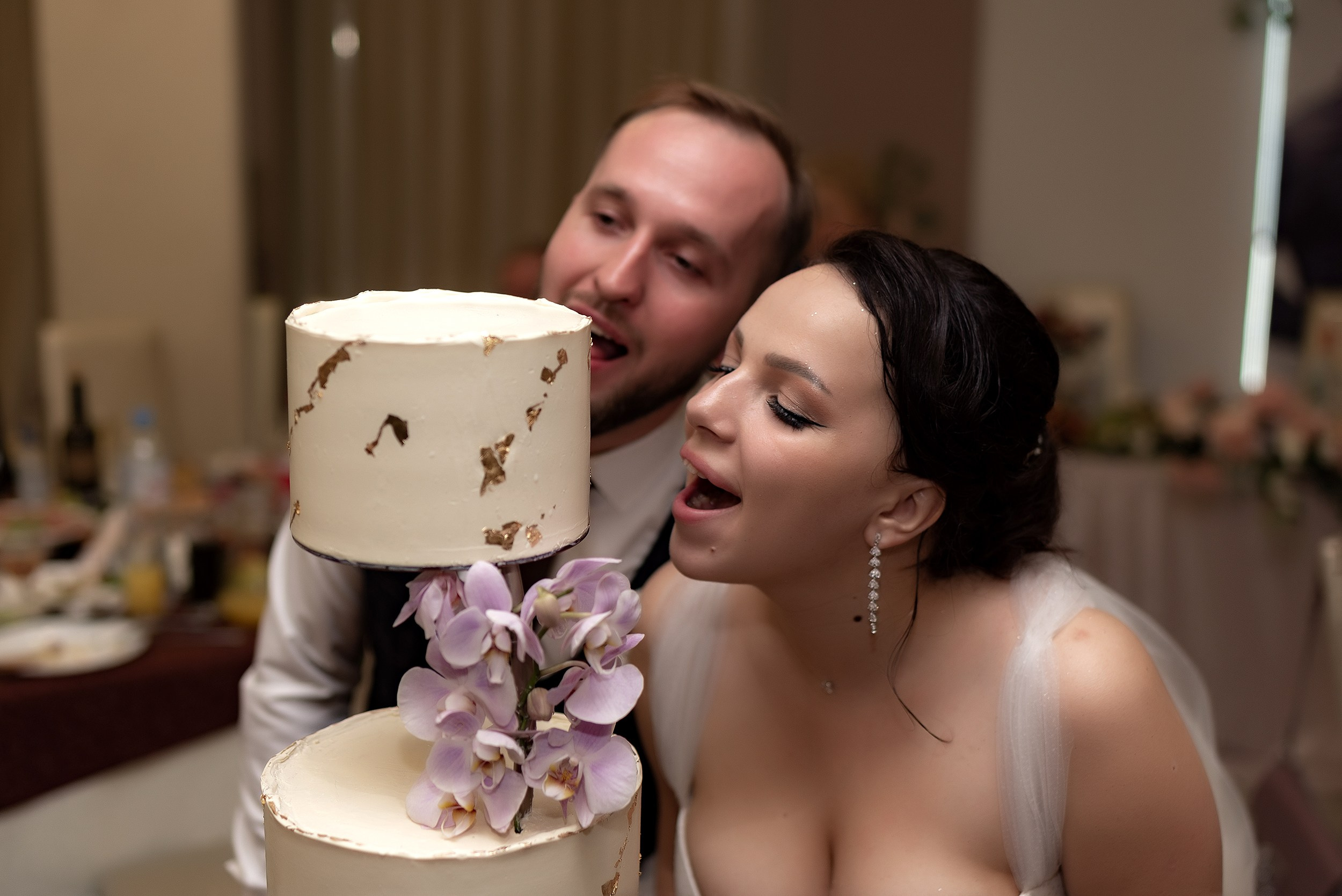 Свадебная фотосъемка на банкете молодожены режут свадебный торт фотограф Николай Коляганов 