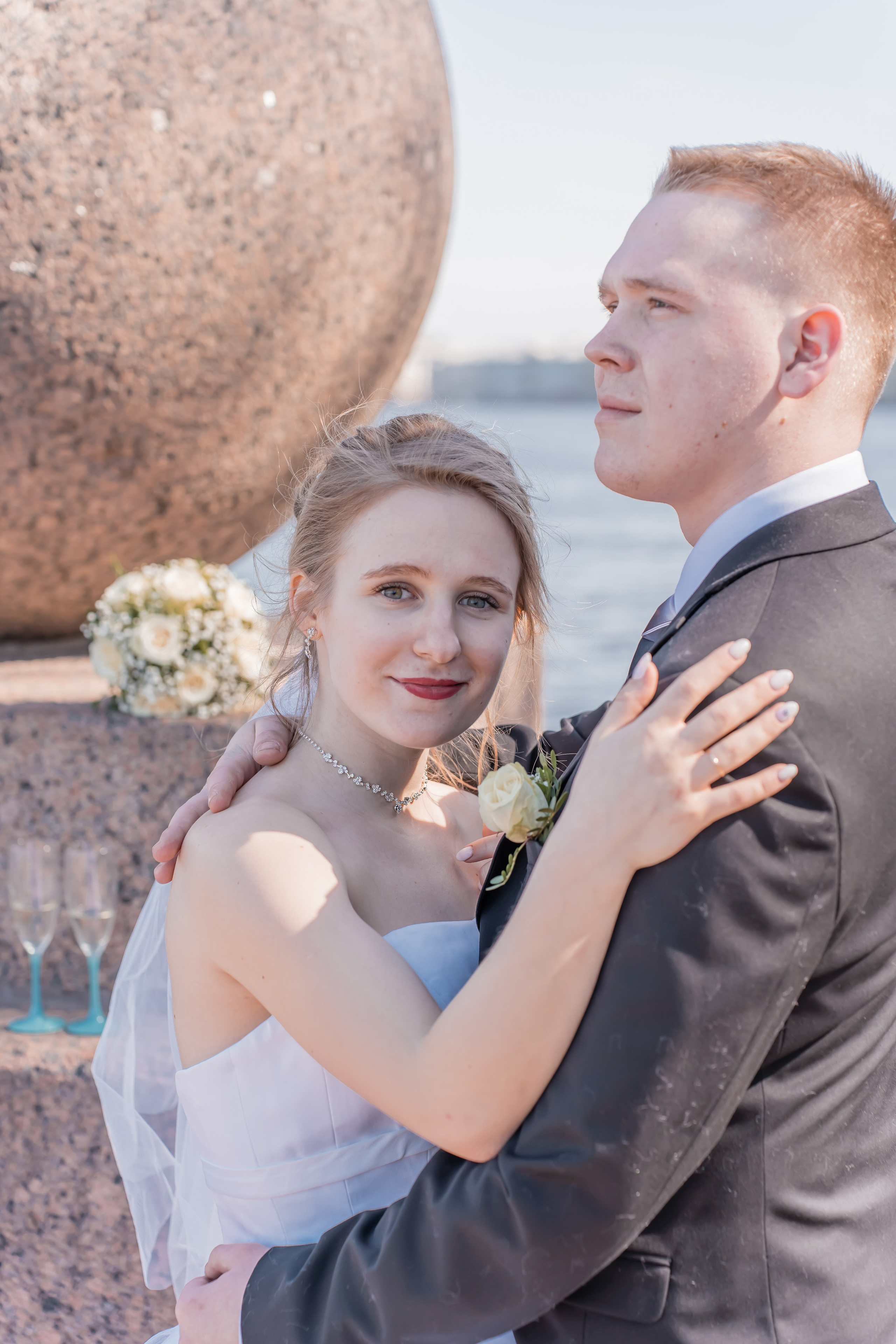 Закажите у нас свадебную фотосессию и получите красивые и эмоциональные фотографии, которые останутся с вами на всю жизнь. Наши опытные специалисты сделают все, чтобы запечатлеть самые важные моменты вашего торжества.