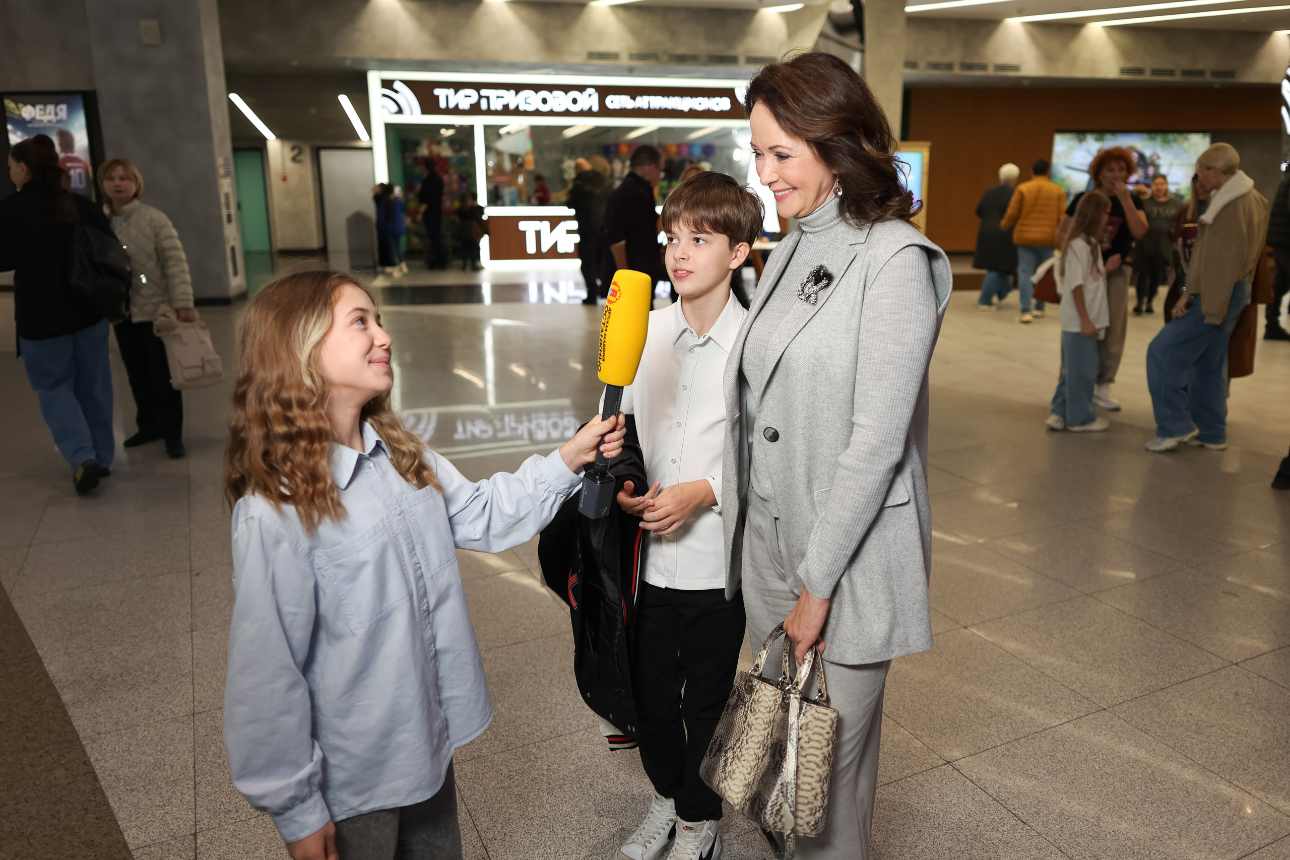 Школа «Останкино» на премьере Робин Гуд. Репортажный фотограф видеограф в Москве Ольга Плаксина
