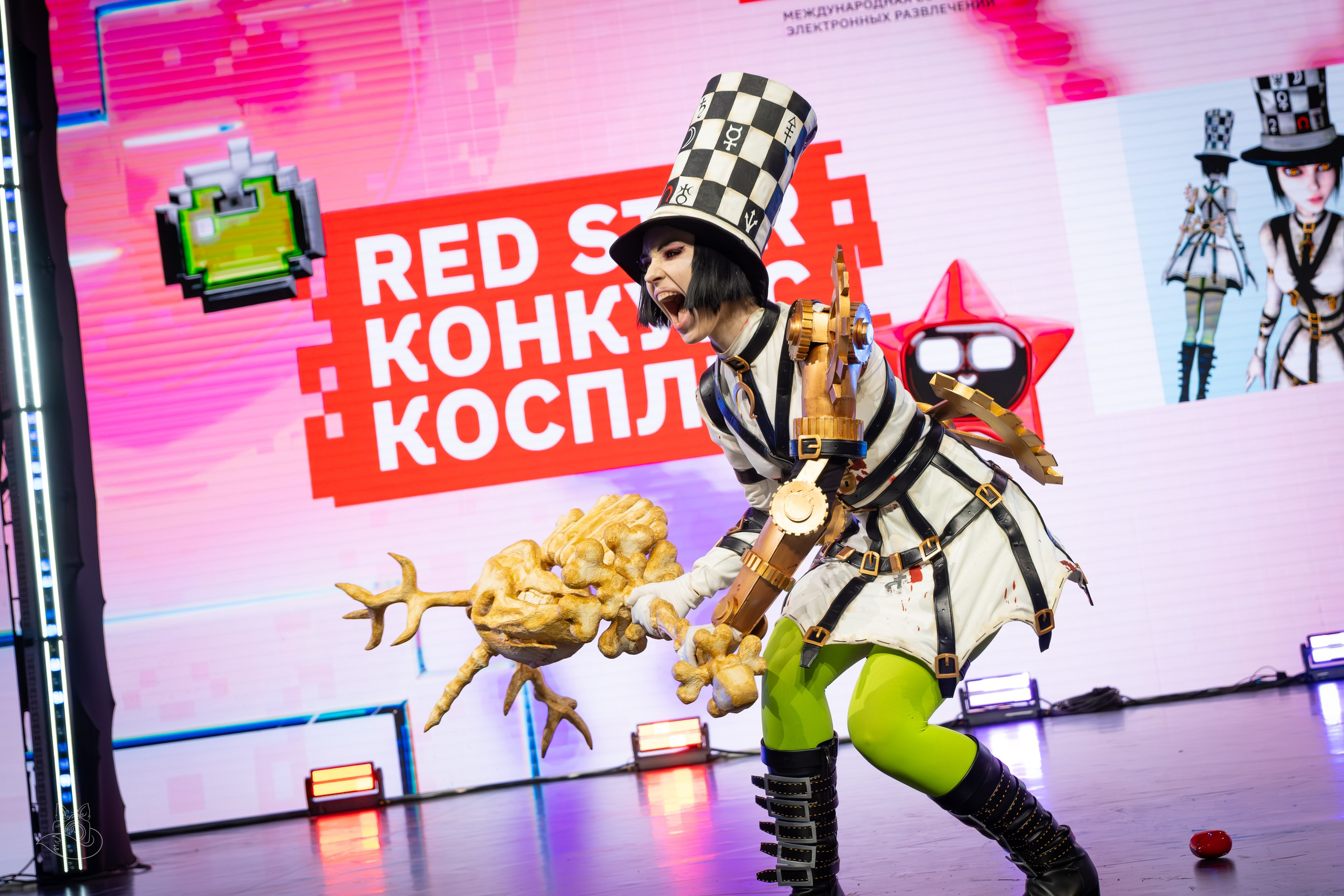 Сцена РЭД ЭКСПО 2024. Косплей фотограф