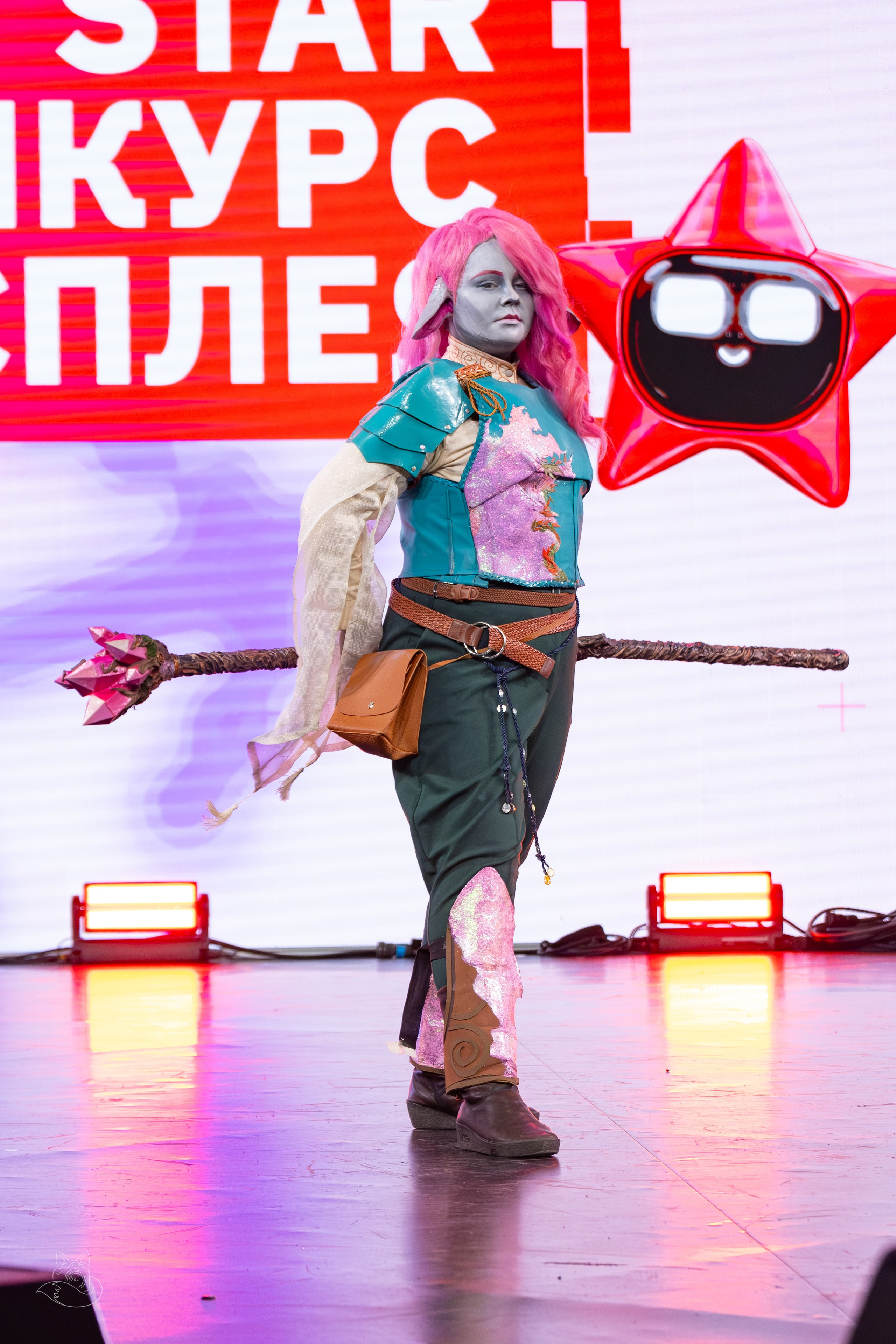 Сцена РЭД ЭКСПО 2024. Косплей фотограф