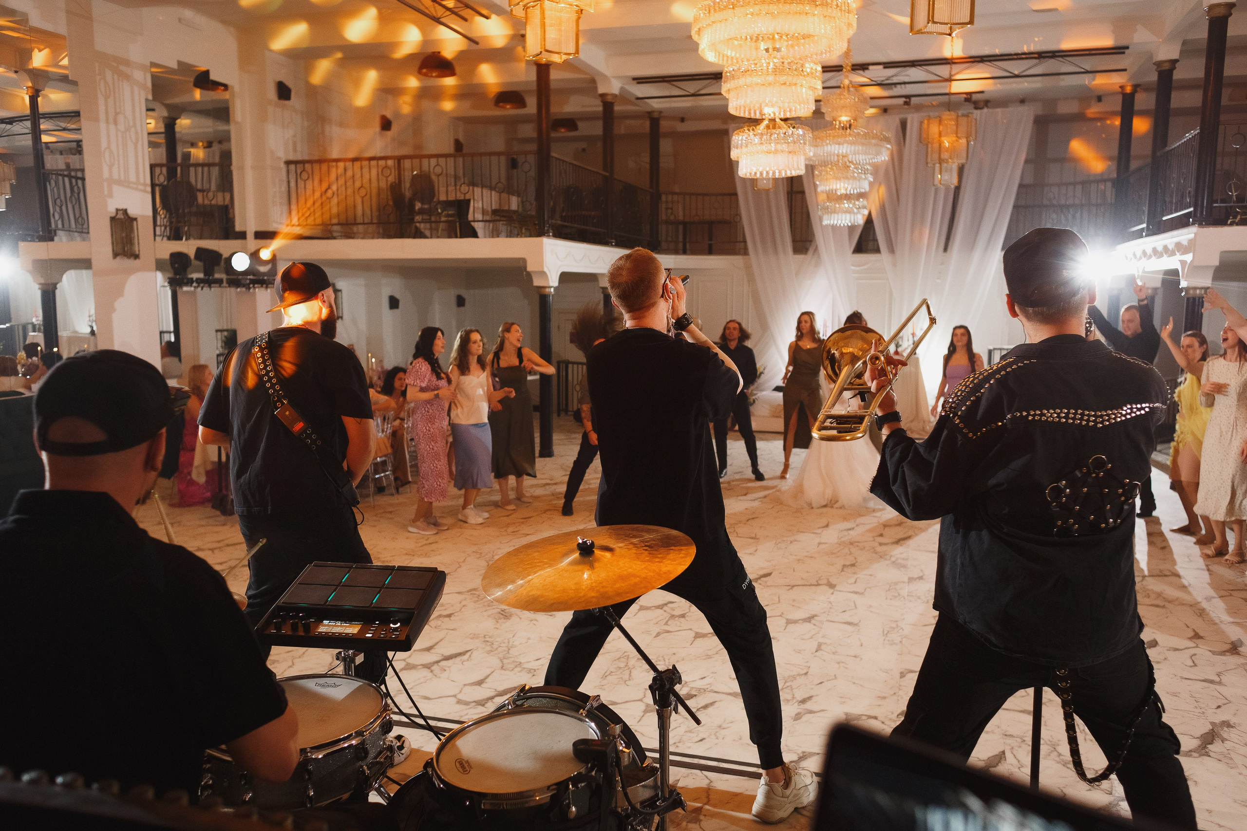 Свадебная фотосессия Михаила и Валерии на Чеховской набережной. Свадебный и семейный фотограф в Таганроге Бакарюк Антон