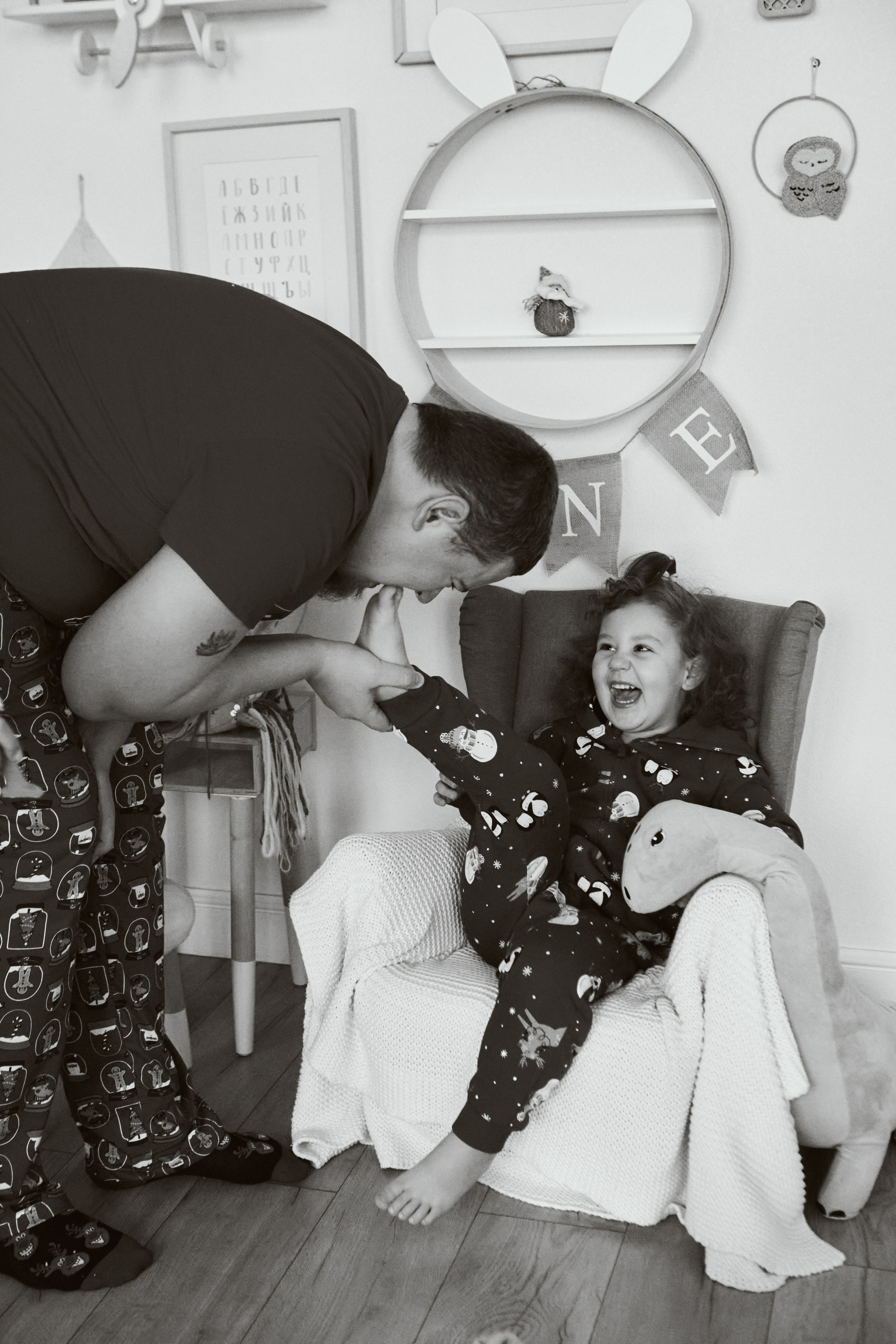 семейная фотосессия, фотограф Москва, фотограф в Москве, фотосессия с детьми, новогодняя фотосессия, фотосессия с дочкой, семейная фотосессия в студии, фотосессия на день рожденья, семейный фотограф, фотосессия в подарок, часовая фотосессия, идеи для семейной фотосессии, позы для семейной фотосессии, фотосессия для папы и дочки, образ для семейной фотосессии, стилизация семейной фотосессии, семейная фотосессия в студии, фотосессия в студии с детьми 