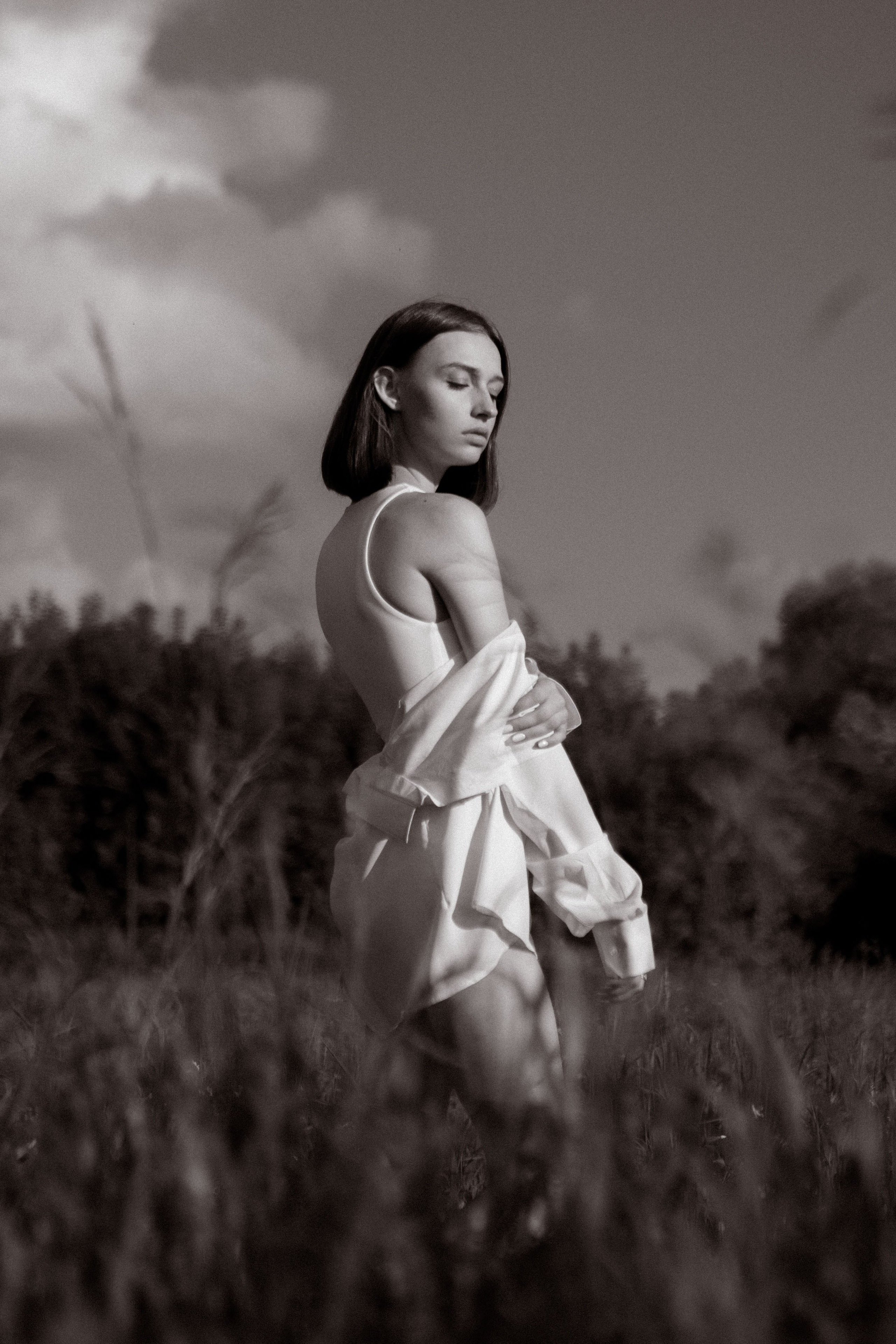 Летняя фотосессия в поле. Девушка в поле в кровати