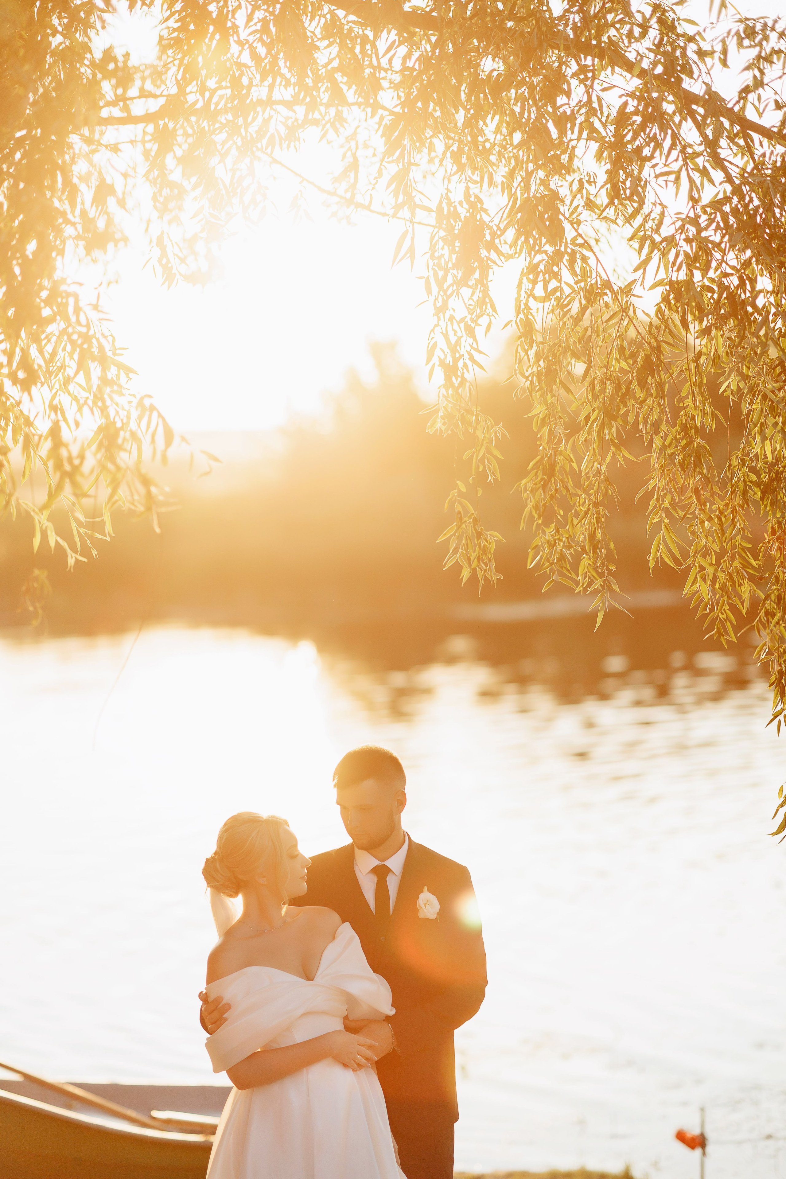 Свадебная фотосессия в Воронеже невеста и жених позируют на закате