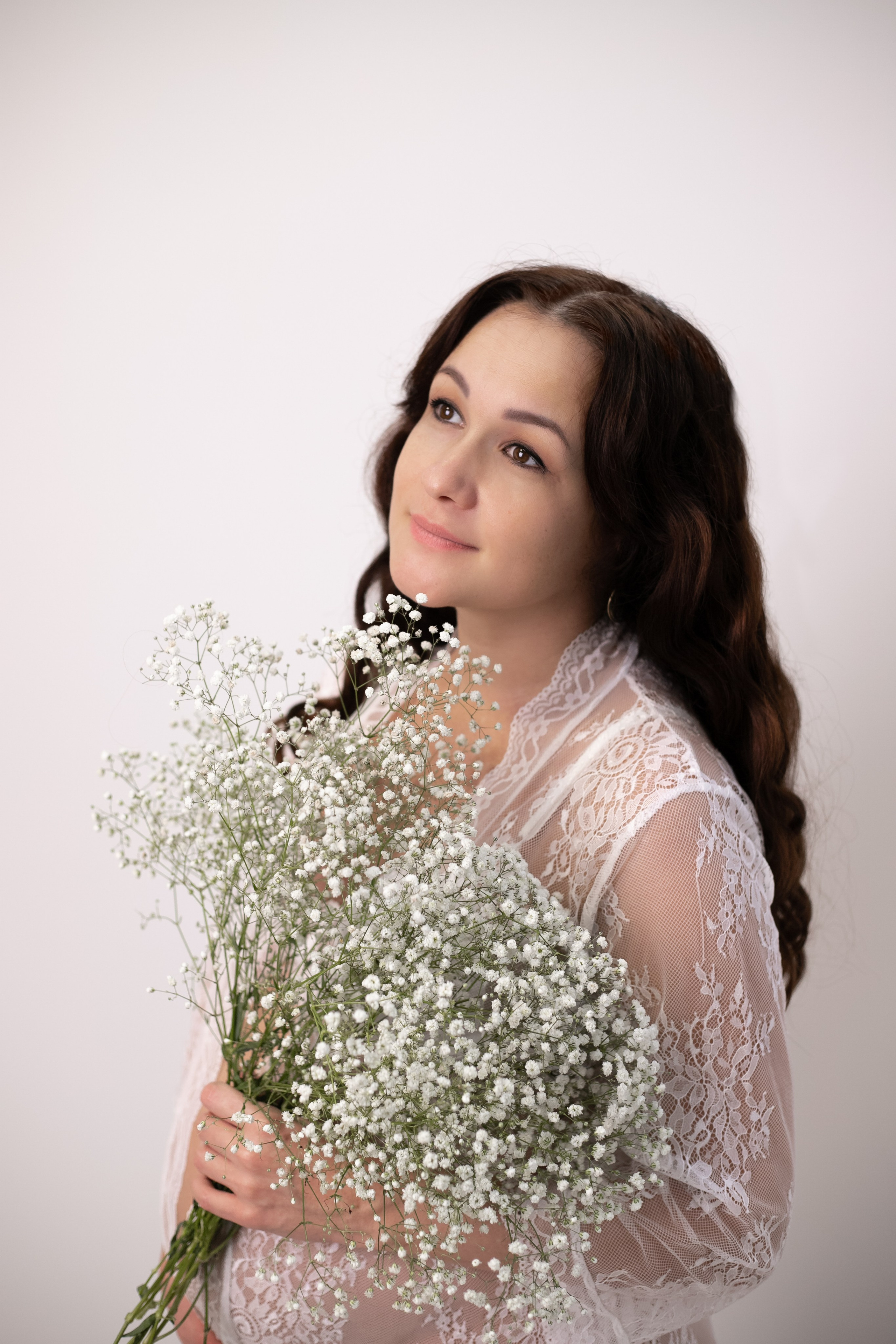 Ожидание малыша. Беременность. Циклорама. Белый фон. Фотограф Кравченко Юлия. Энгельс