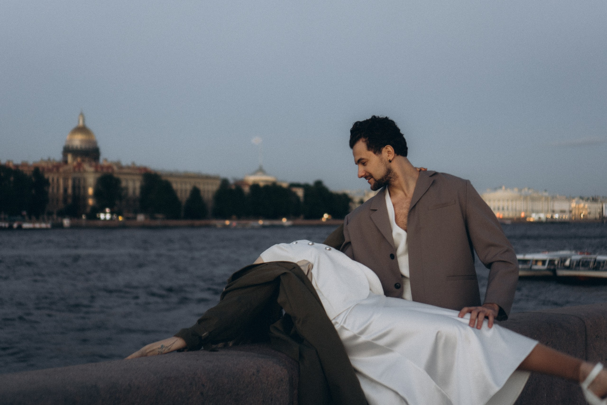 СВАДЕБНАЯ СЬЕМКА ПАРЫ НА РАССВЕТЕ В БЕЛЫЕ НОЧИ И ПРОГУЛКА С РАЗВОДНЫМИ МОСТАМИ И ПИКНИК ВОЗЛЕ ИСАКИЕВСКОГО СОБОРА. Профессиональный фотограф, Санкт-Петербург — Виктория Богомолова