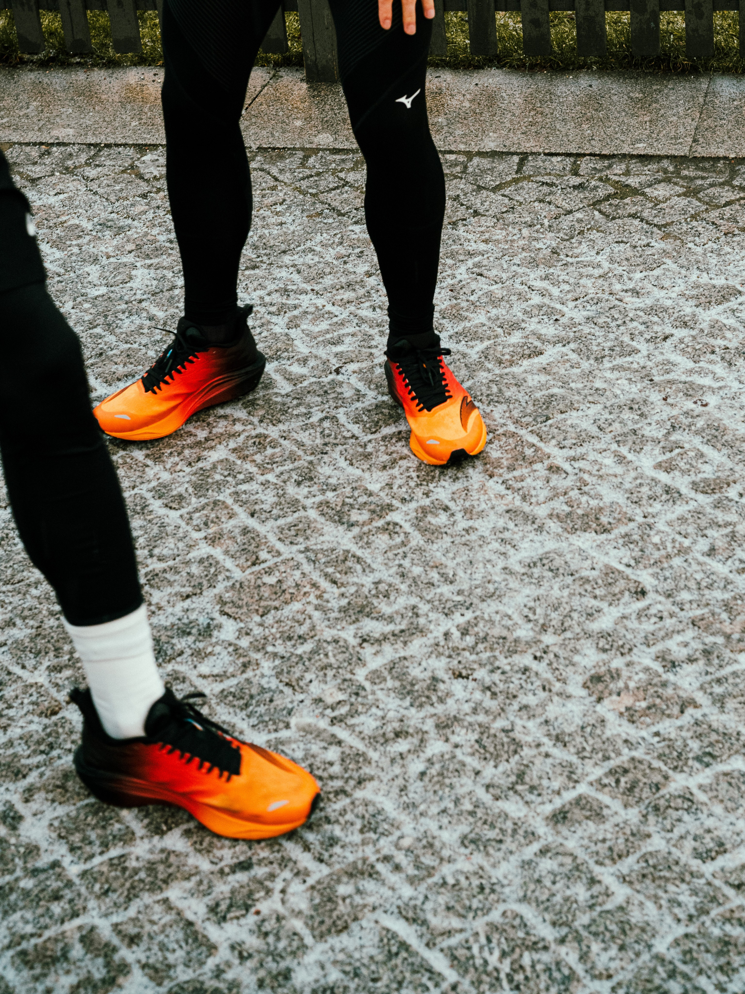 Social Run Community x Anta. Зимняя городская новогодняя фотосессия спортивной одежды от бегового клуба social run community. Портретный и репортажный фотограф в Санкт-Петербурге Смоляков Максим