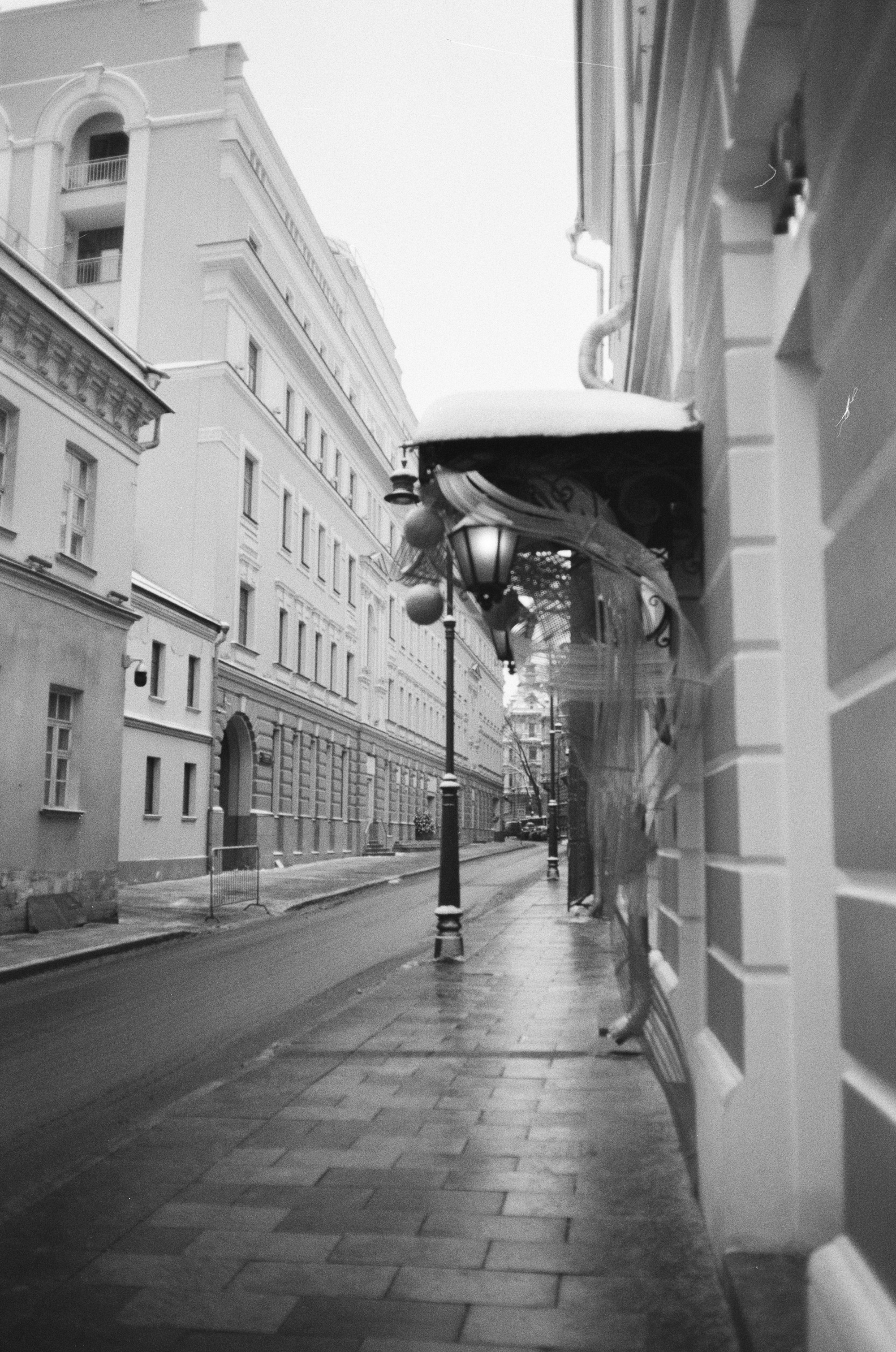 Воздвиженка / Voigtlander Bessa-T — Ultron 28 mm f2 / Fomapan 400 BW