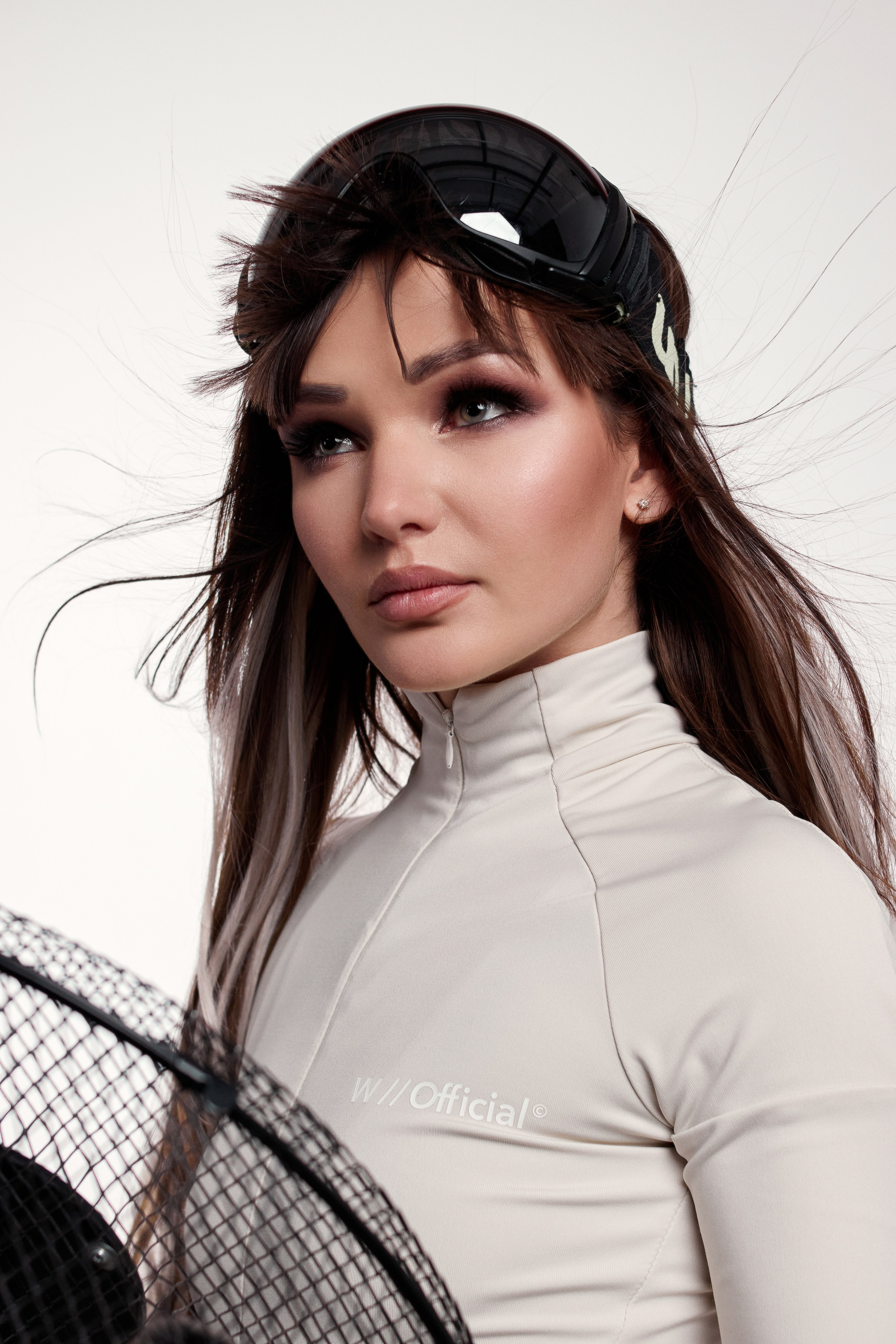 сноубордистка в очках 