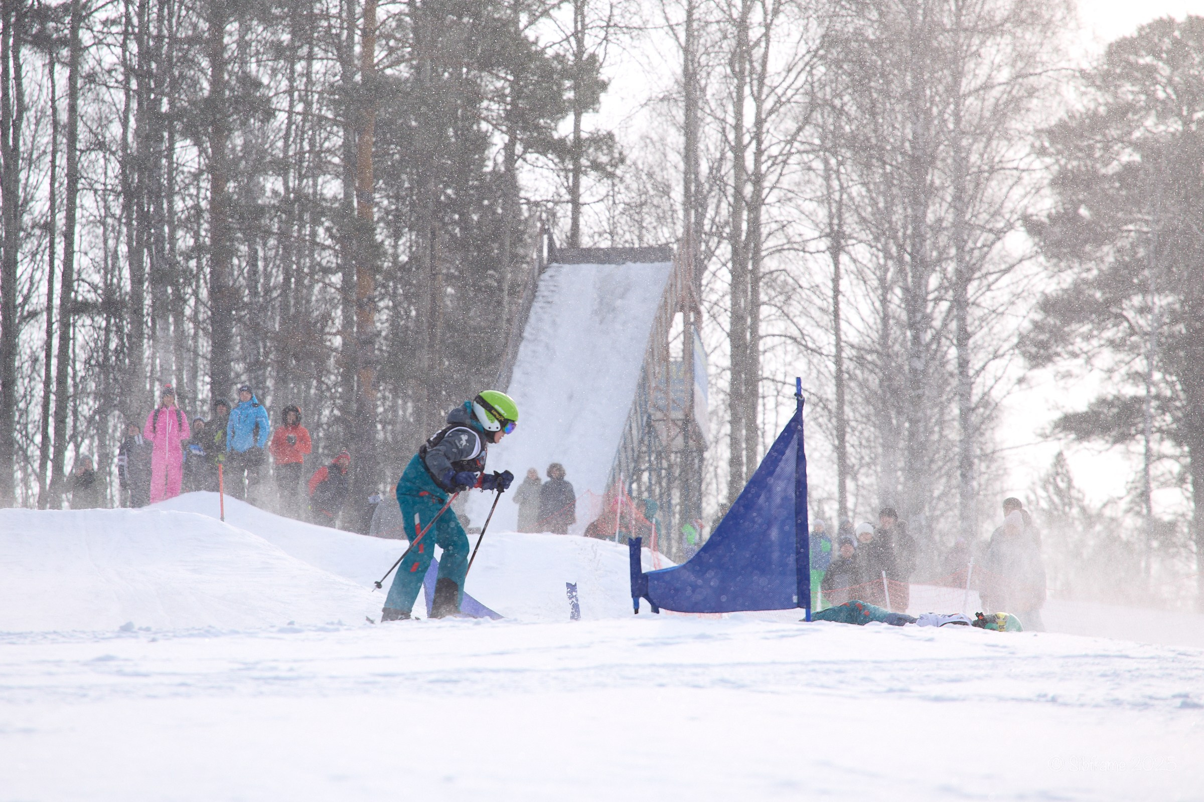 Столкновение на парном заезде по ски-кроссу, один лыжник лежит