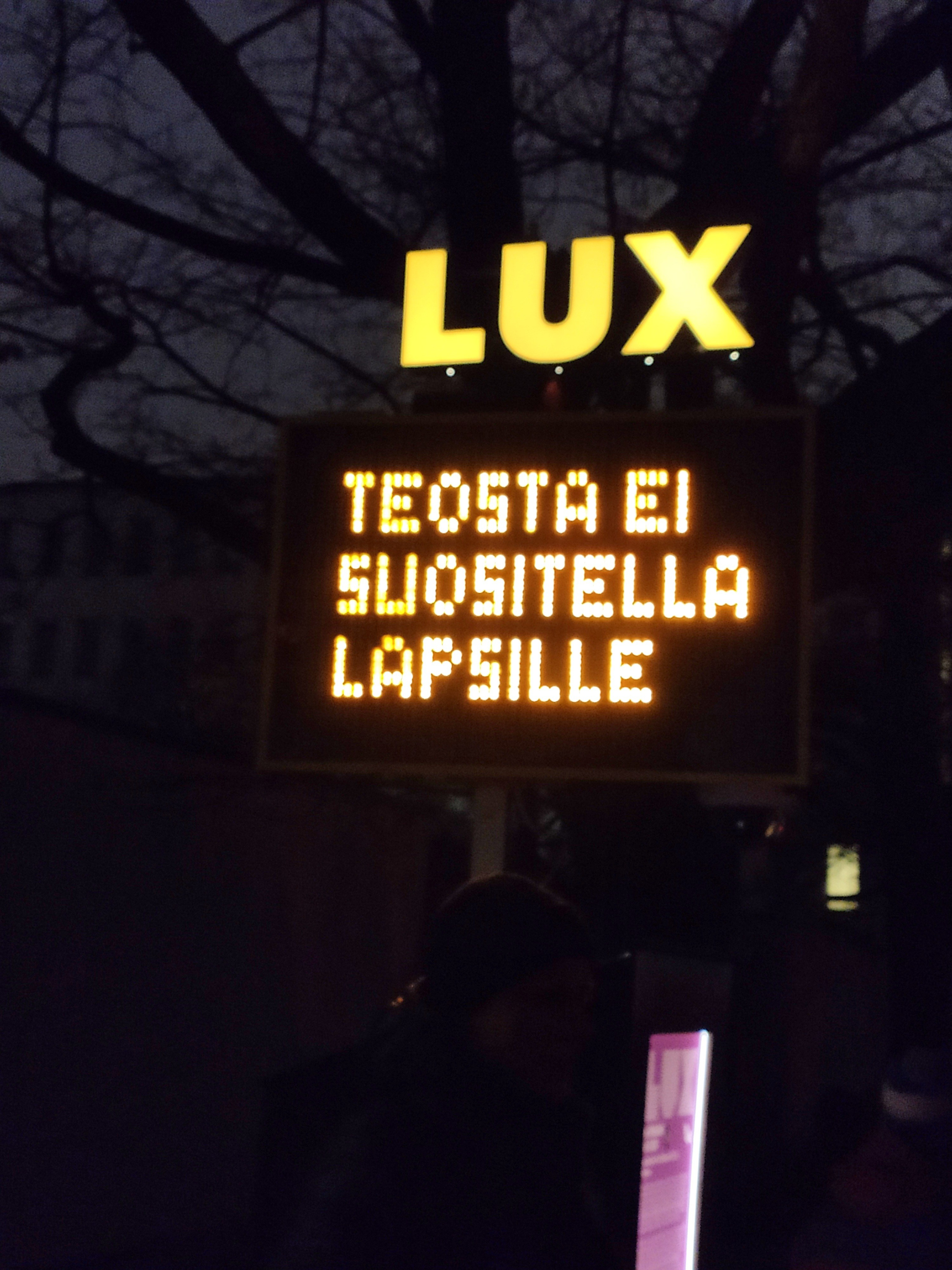 В этот раз прицельно вечер посвятили фестивалю. Прошли по всему маршруту, посмотрели все представления и композиции. Столько людей вместе в Финляндии я не видел ни разу раньше. Несмотря на предупреждение, что шоу не для детей - финны гуляли целыми семьями