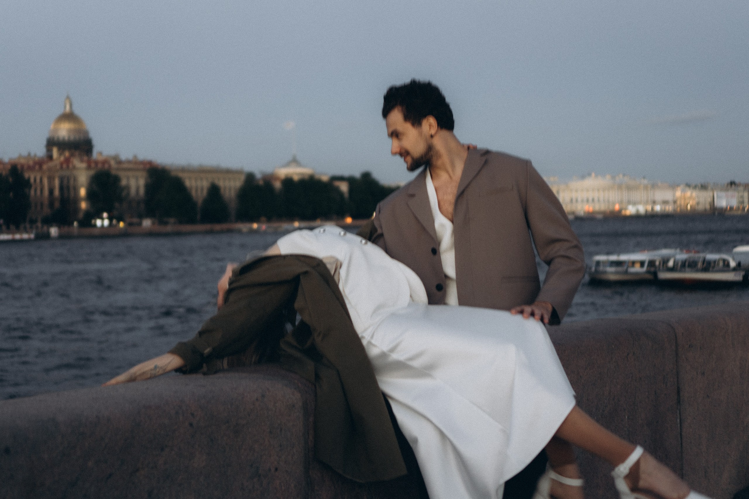 СВАДЕБНАЯ СЬЕМКА ПАРЫ НА РАССВЕТЕ В БЕЛЫЕ НОЧИ И ПРОГУЛКА С РАЗВОДНЫМИ МОСТАМИ И ПИКНИК ВОЗЛЕ ИСАКИЕВСКОГО СОБОРА. Профессиональный фотограф, Санкт-Петербург — Виктория Богомолова