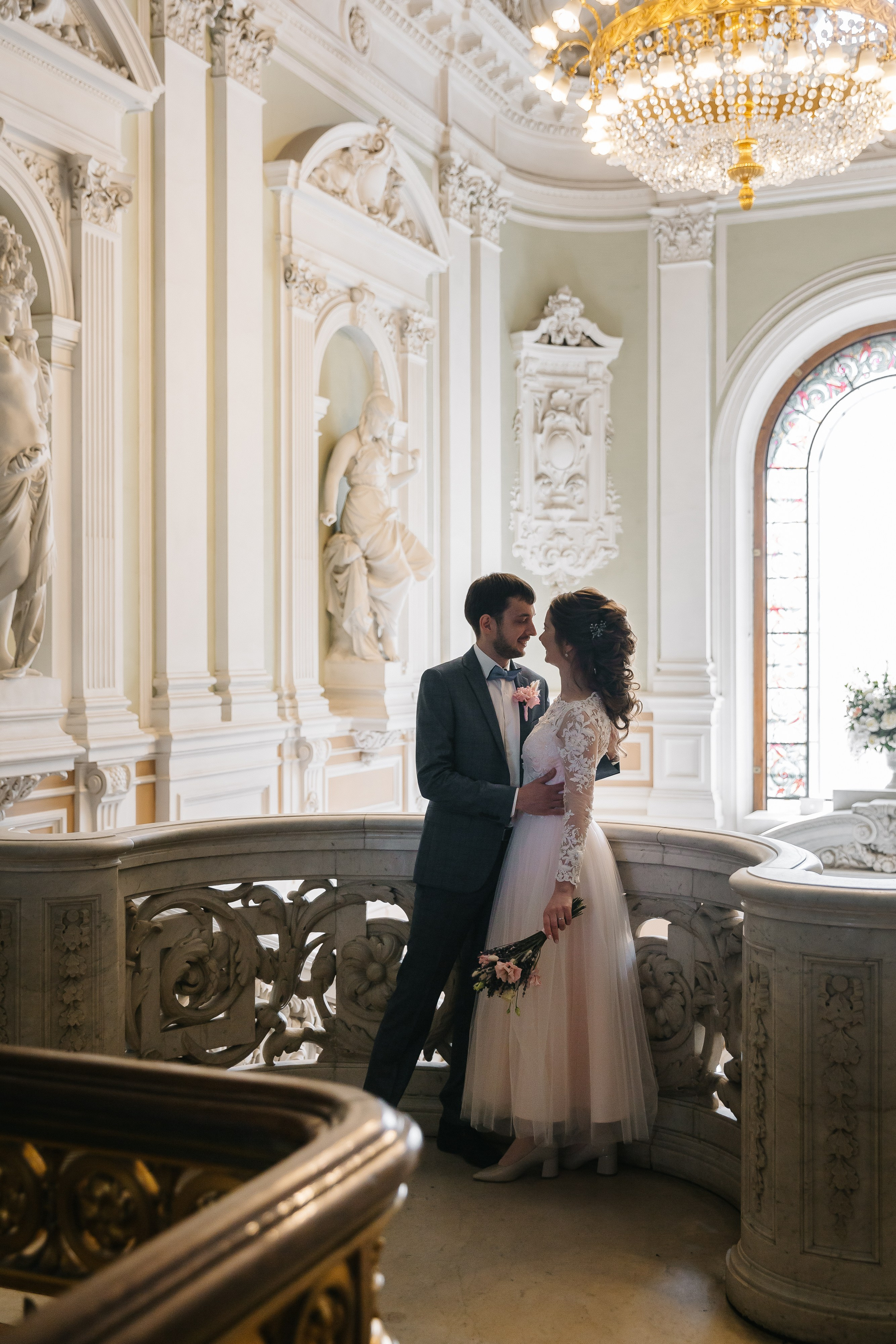 МАЙ | Дворец № 1, Атланты, Эрмитажный дворик. Свадебный фотограф в Санкт-Петербурге Полина Корзухина